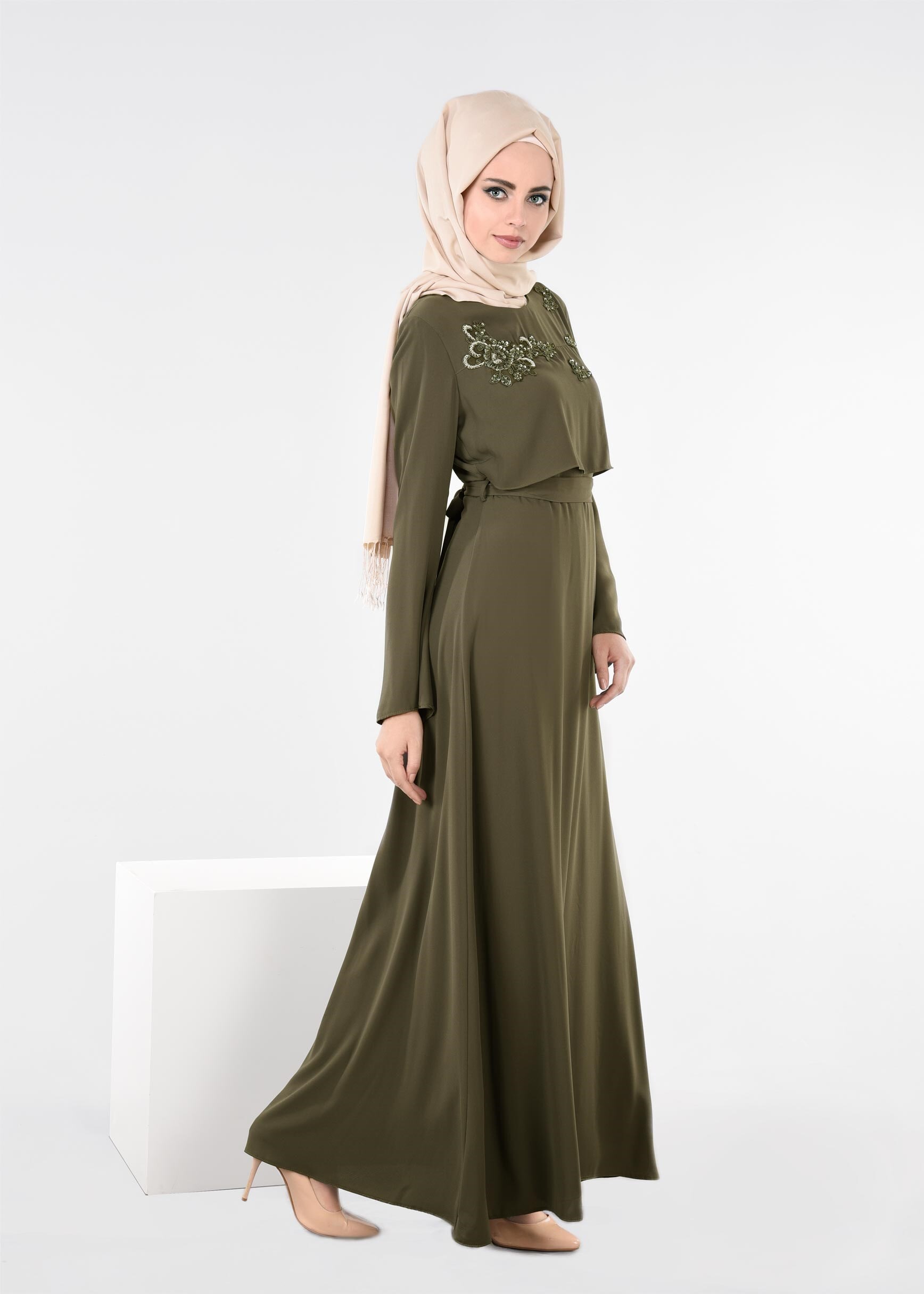 Tesettür giyim HAKİ İŞLEME DETAYLI KUŞAKLI ELBİSE 4443