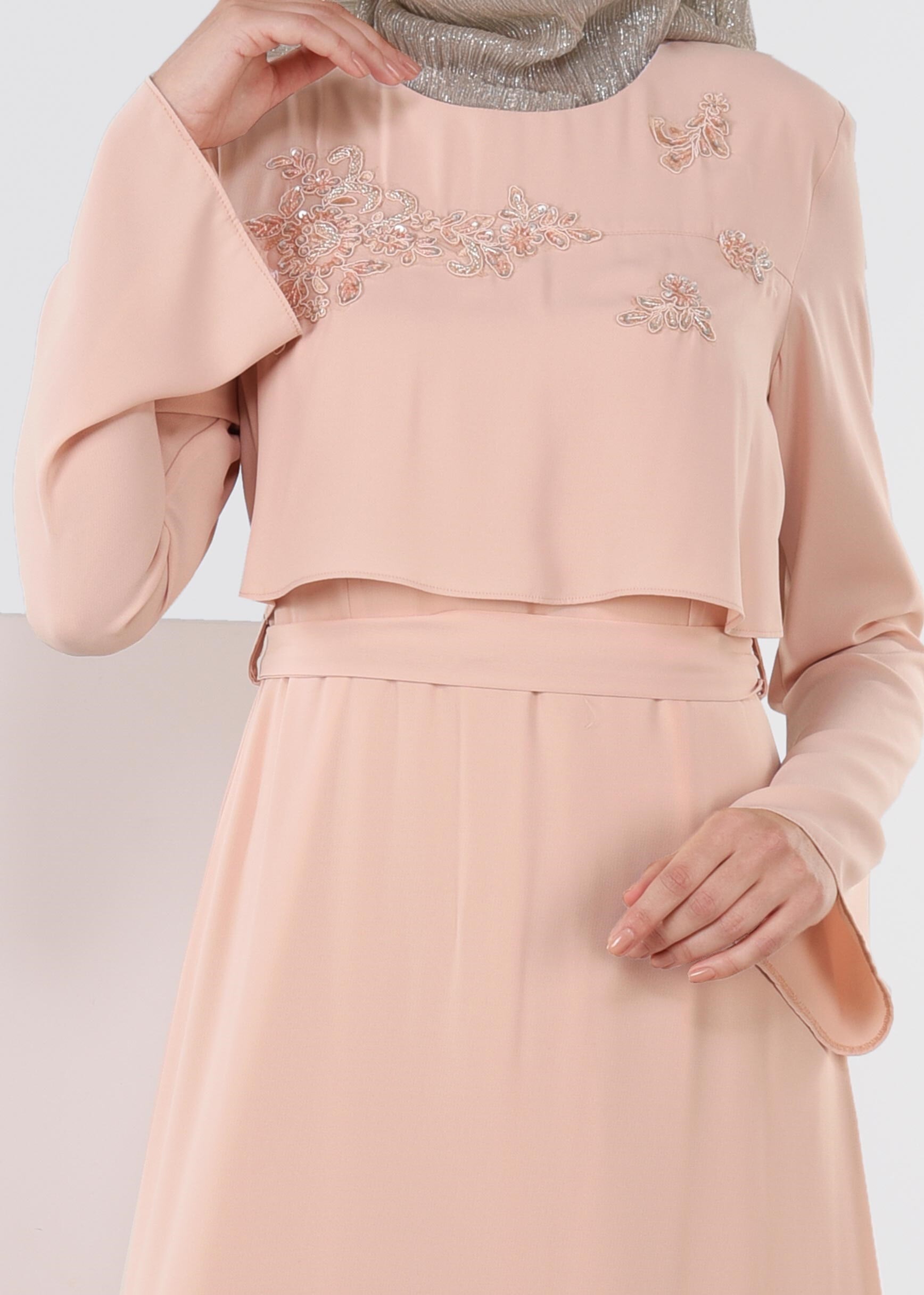 Tesettür giyim PUDRA İŞLEME DETAYLI KUŞAKLI ELBİSE 4443