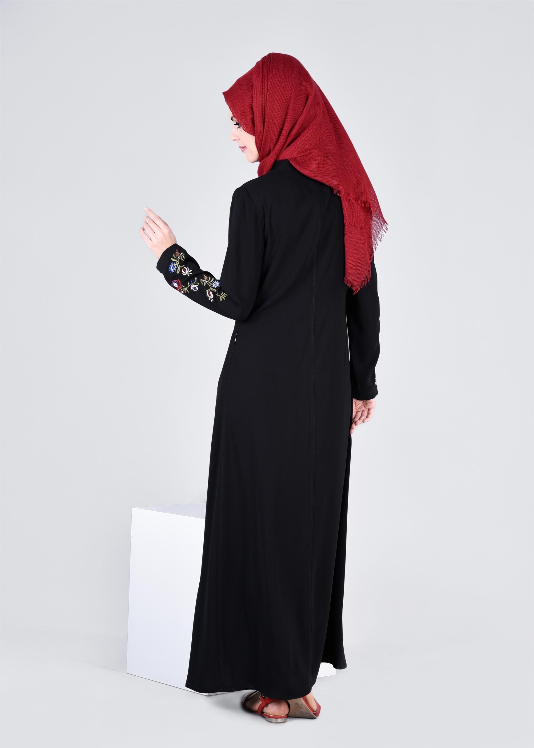 Tesettür giyim SİYAH NAKIŞLI FERACE 8240 