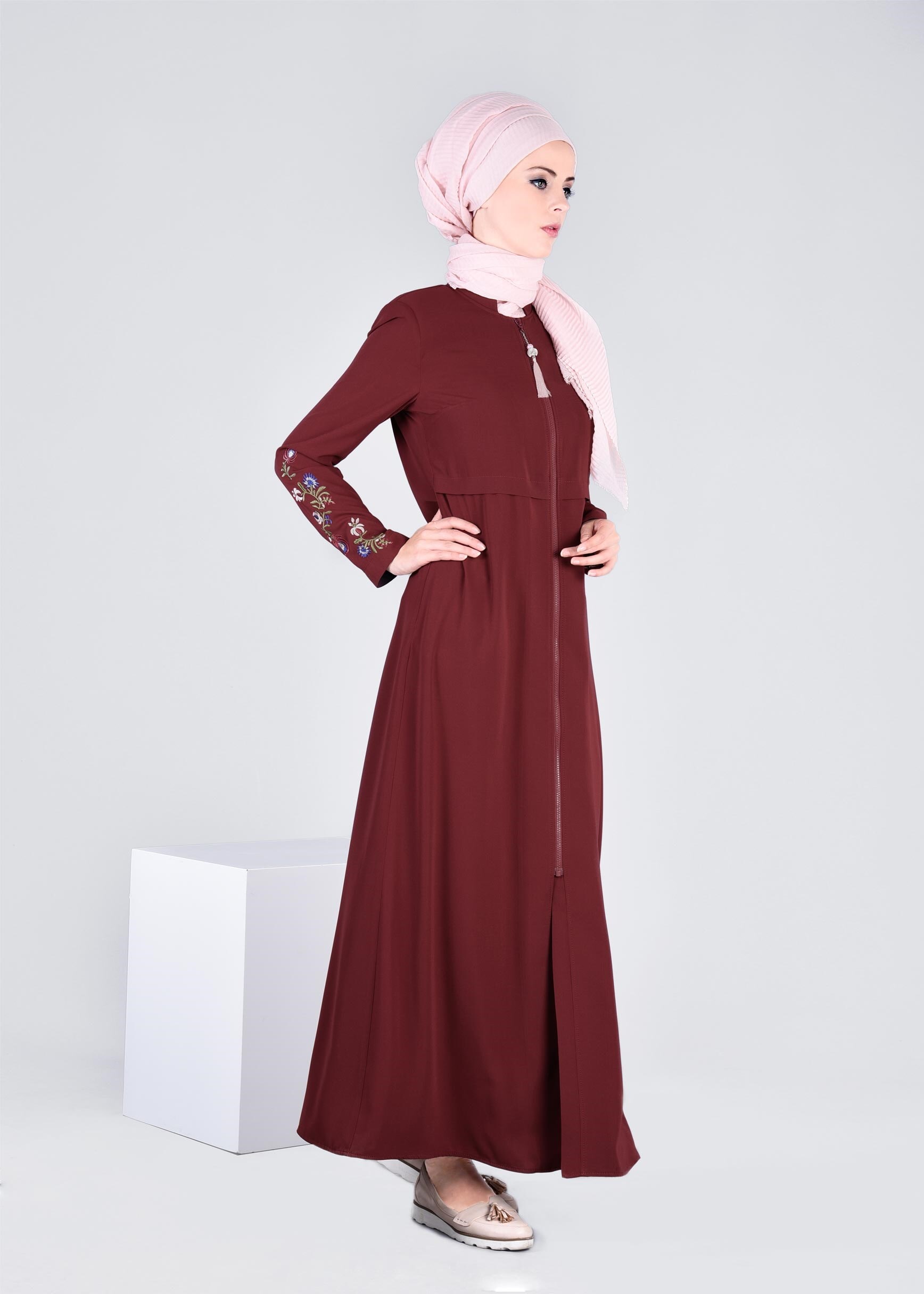 Tesettür giyim BORDO NAKIŞLI FERACE 8240 