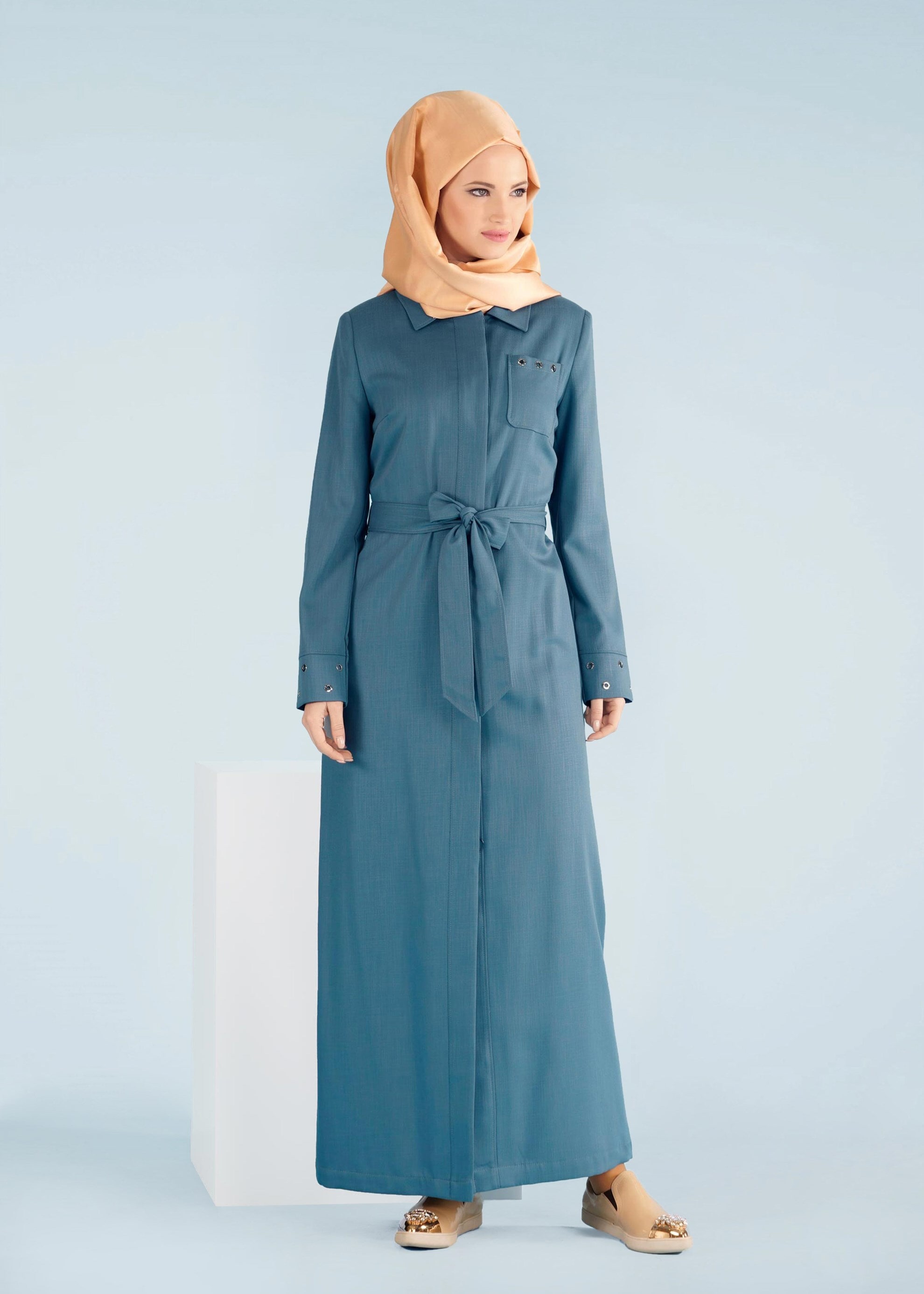 Tesettür giyim MAVİ MANŞETLERİ KUŞ GÖZÜ DETAYLI KUŞAKLI PARDESÜ 1016 