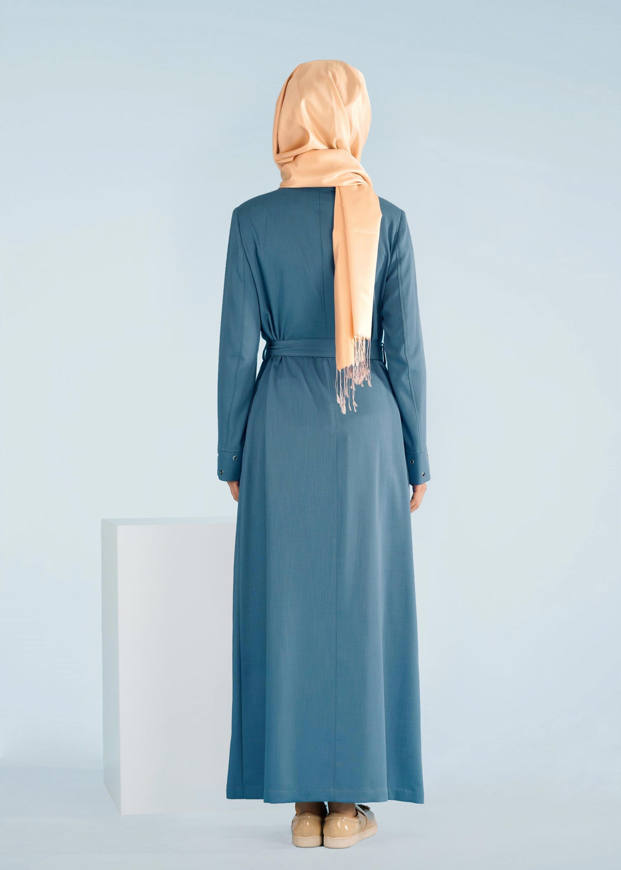 Tesettür giyim MAVİ MANŞETLERİ KUŞ GÖZÜ DETAYLI KUŞAKLI PARDESÜ 1016 