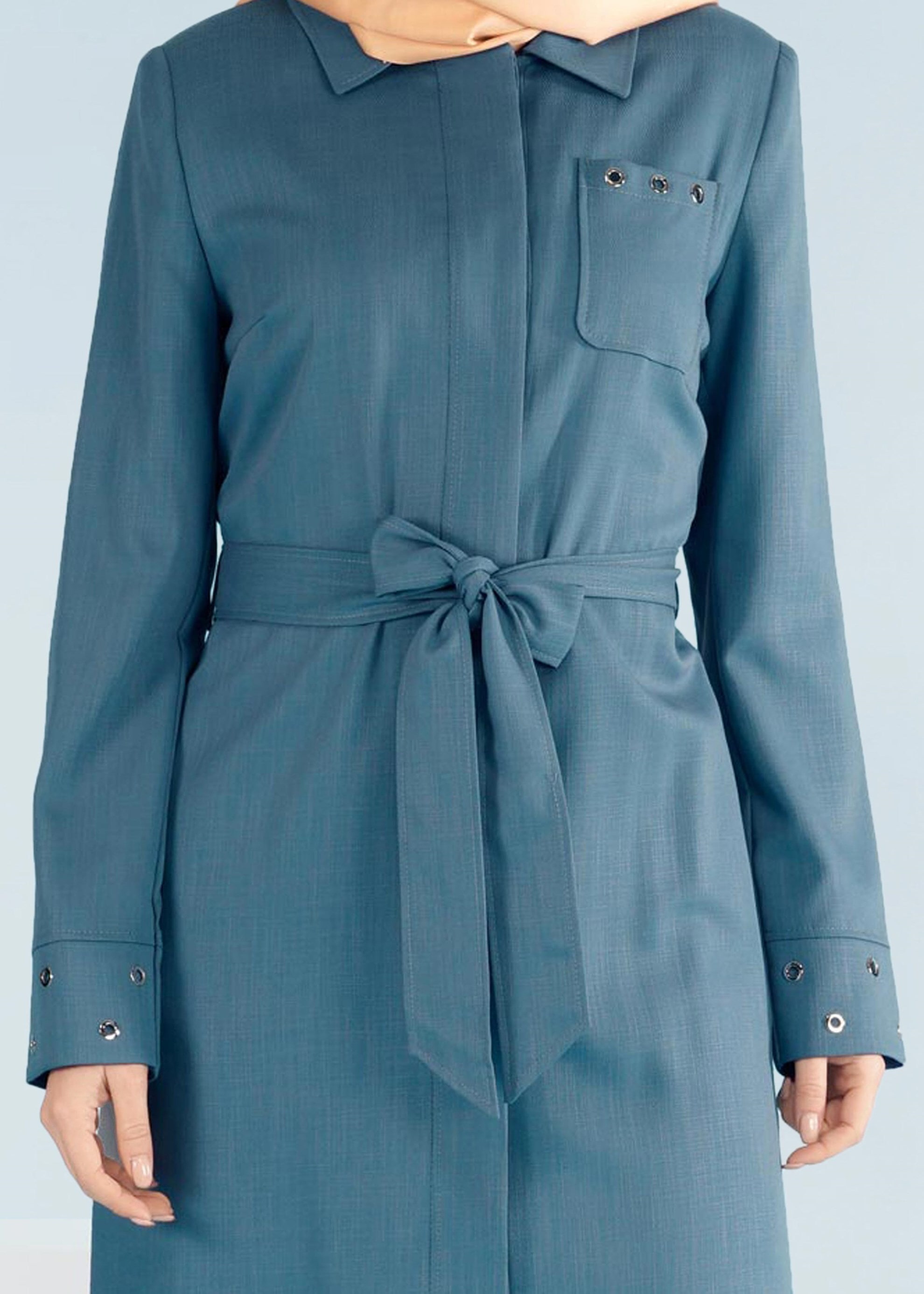 Tesettür giyim MAVİ MANŞETLERİ KUŞ GÖZÜ DETAYLI KUŞAKLI PARDESÜ 1016 