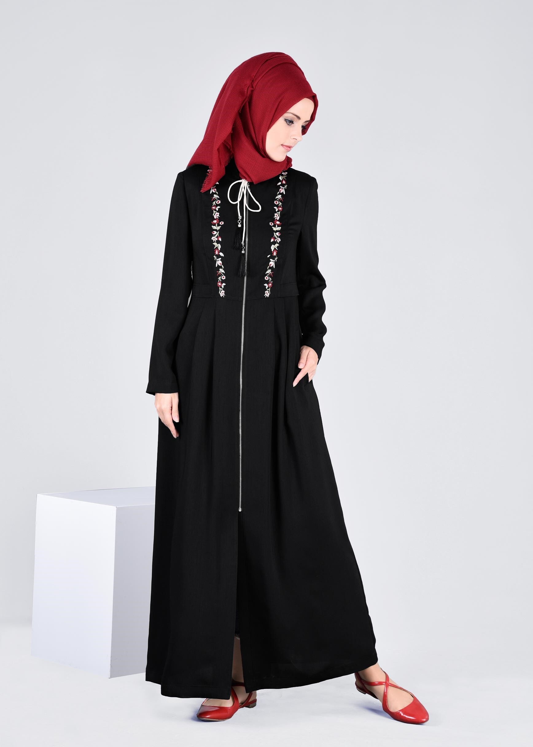 Tesettür giyim SİYAH NAKIŞ DETAYLI PARDESÜ 1110