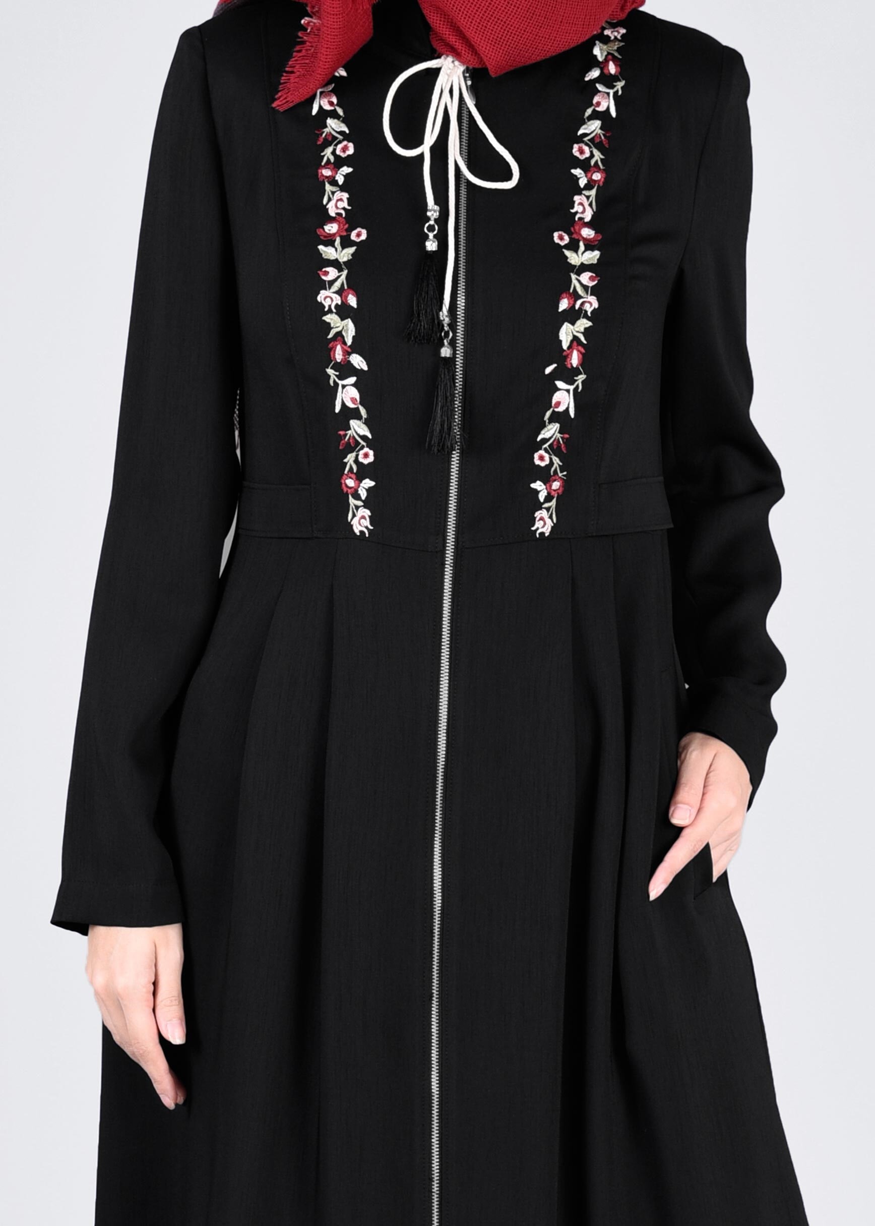 Tesettür giyim SİYAH NAKIŞ DETAYLI PARDESÜ 1110