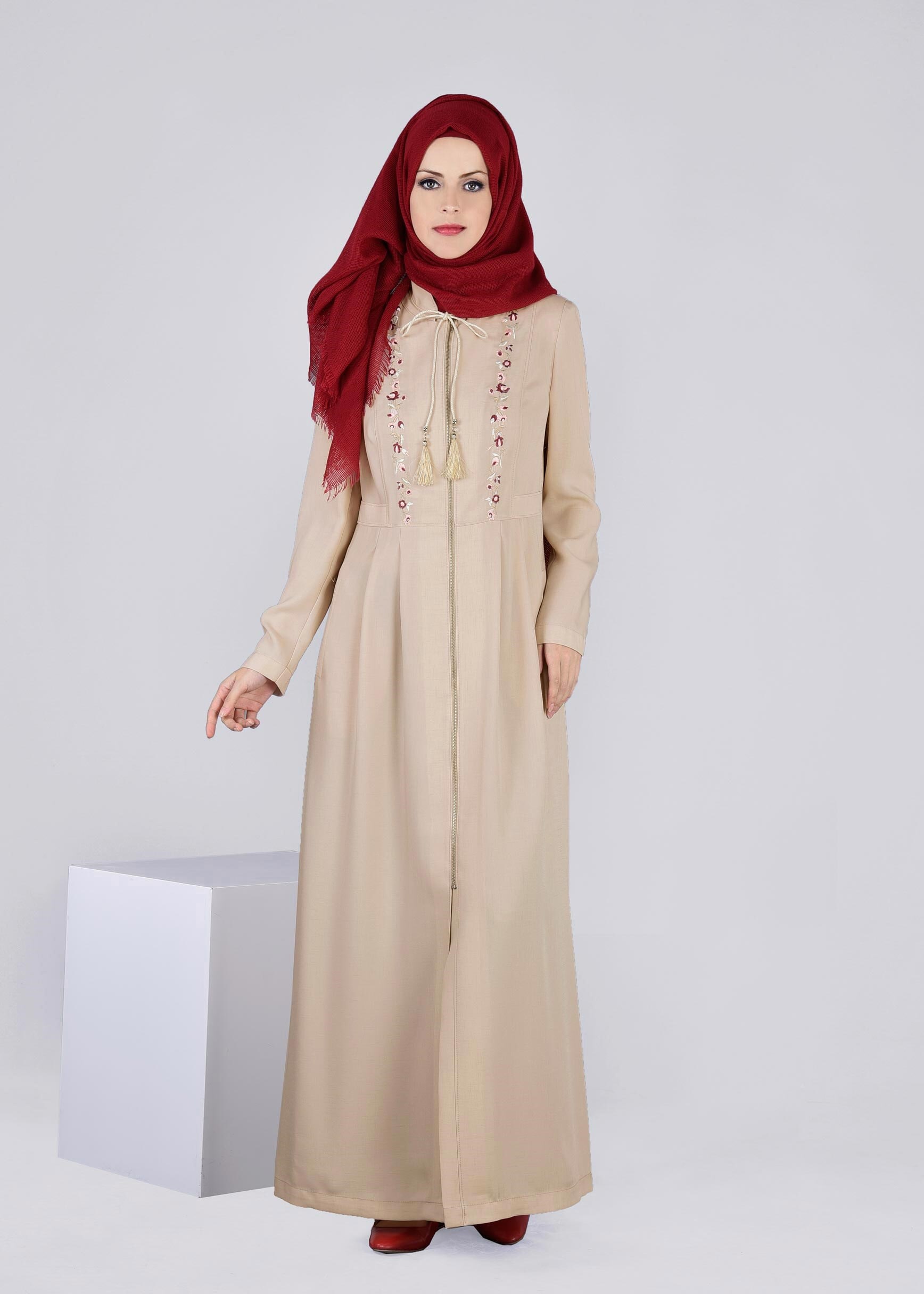 Tesettür giyim BEJ NAKIŞ DETAYLI PARDESÜ 1110