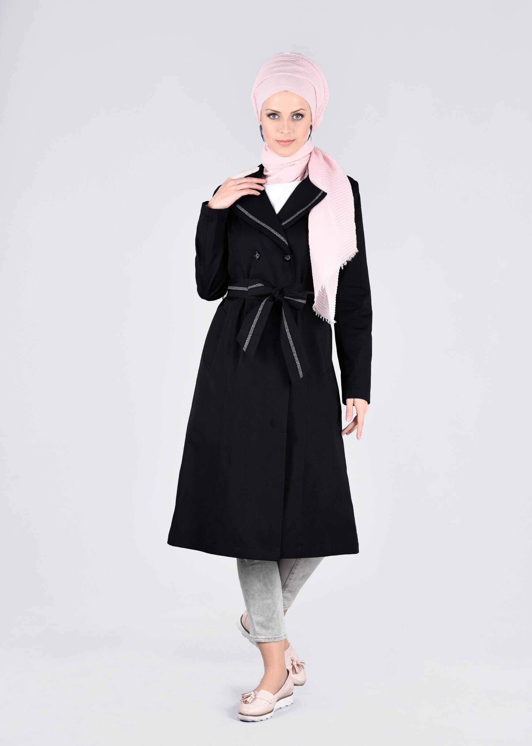 Tesettür giyim SİYAH YAKASI TAŞLI DÜĞMELİ TRENÇKOT 1020