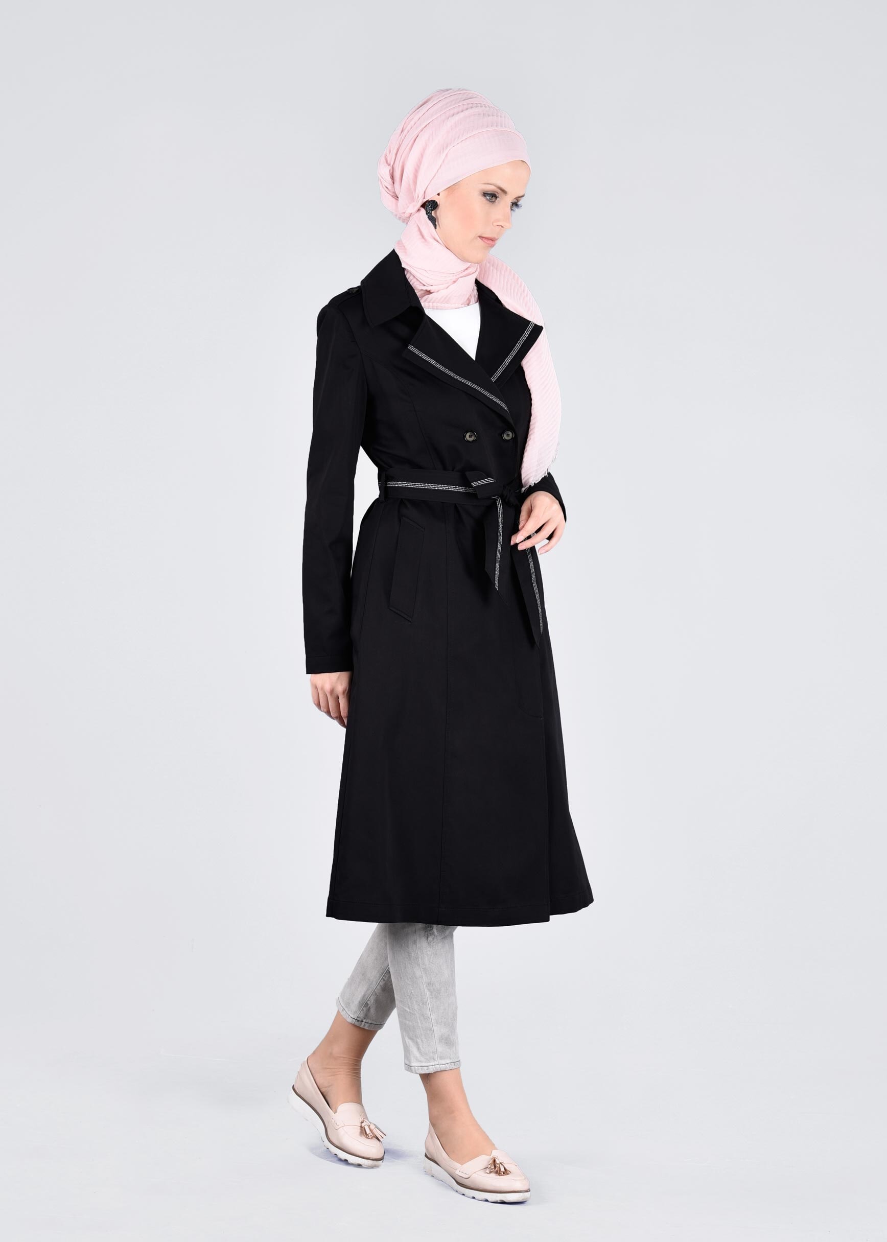 Tesettür giyim SİYAH YAKASI TAŞLI DÜĞMELİ TRENÇKOT 1020