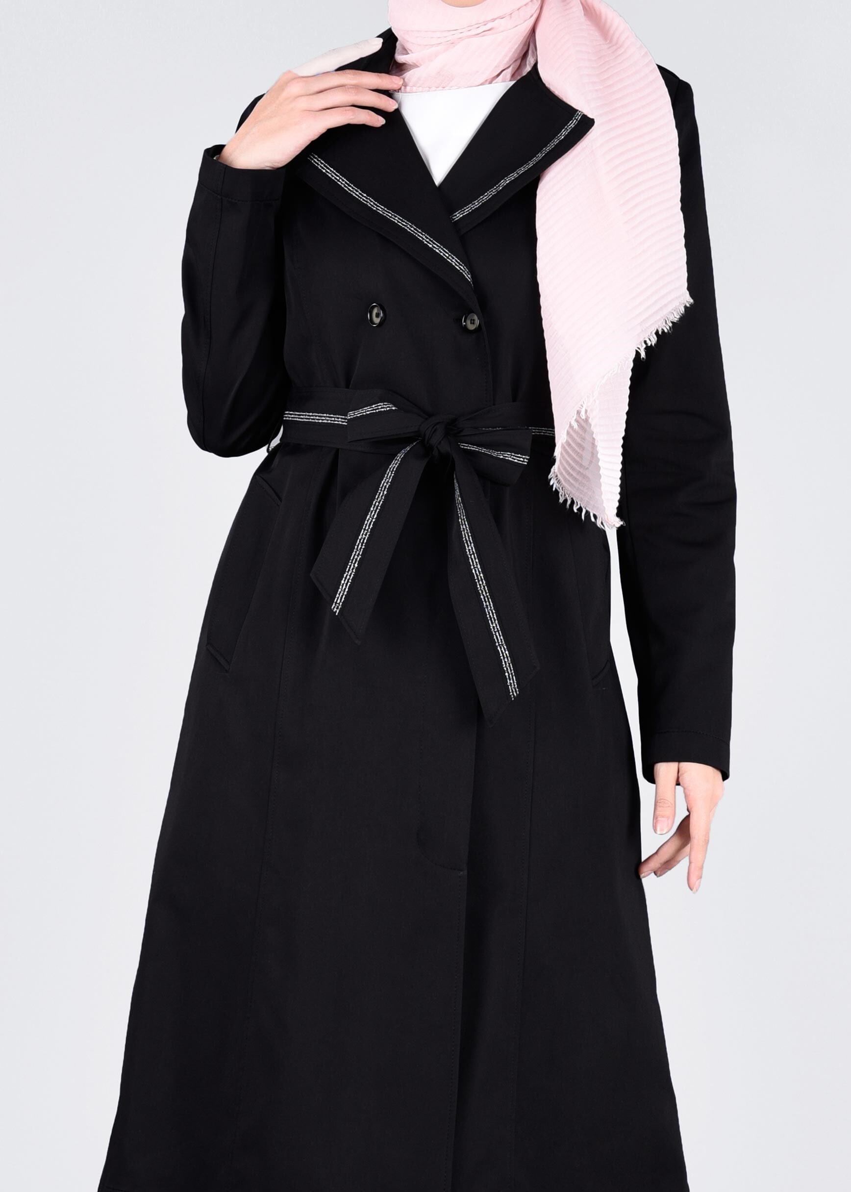 Tesettür giyim SİYAH YAKASI TAŞLI DÜĞMELİ TRENÇKOT 1020