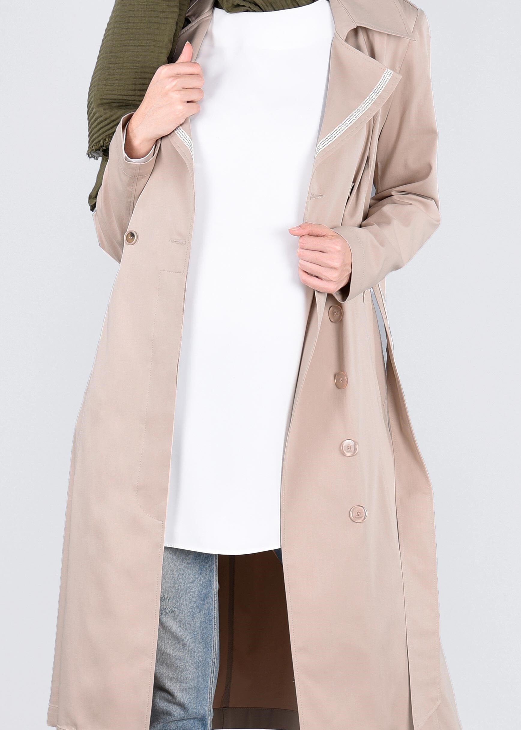 Tesettür giyim BEJ YAKASI TAŞLI DÜĞMELİ TRENÇKOT 1020