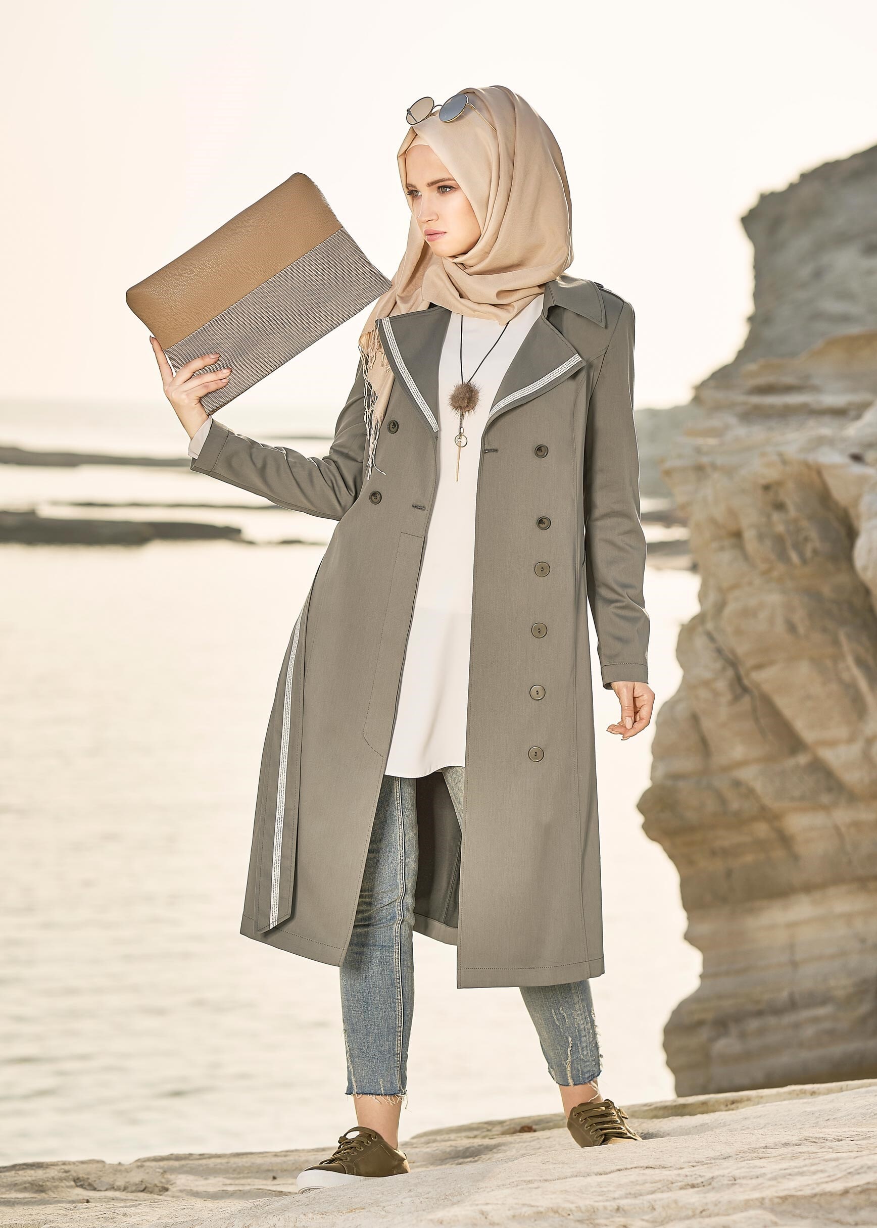 Tesettür giyim HAKİ YAKASI TAŞLI DÜĞMELİ TRENÇKOT 1020