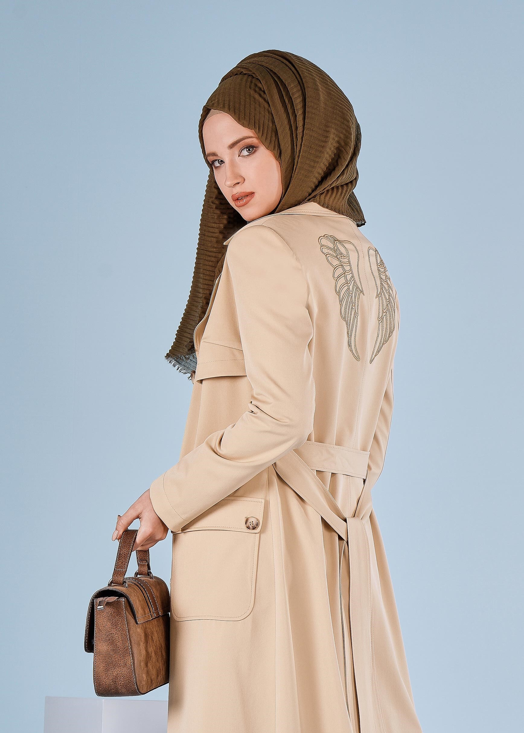 Tesettür giyim BEJ KUŞAKLI BASKILI TRENÇKOT 1021 