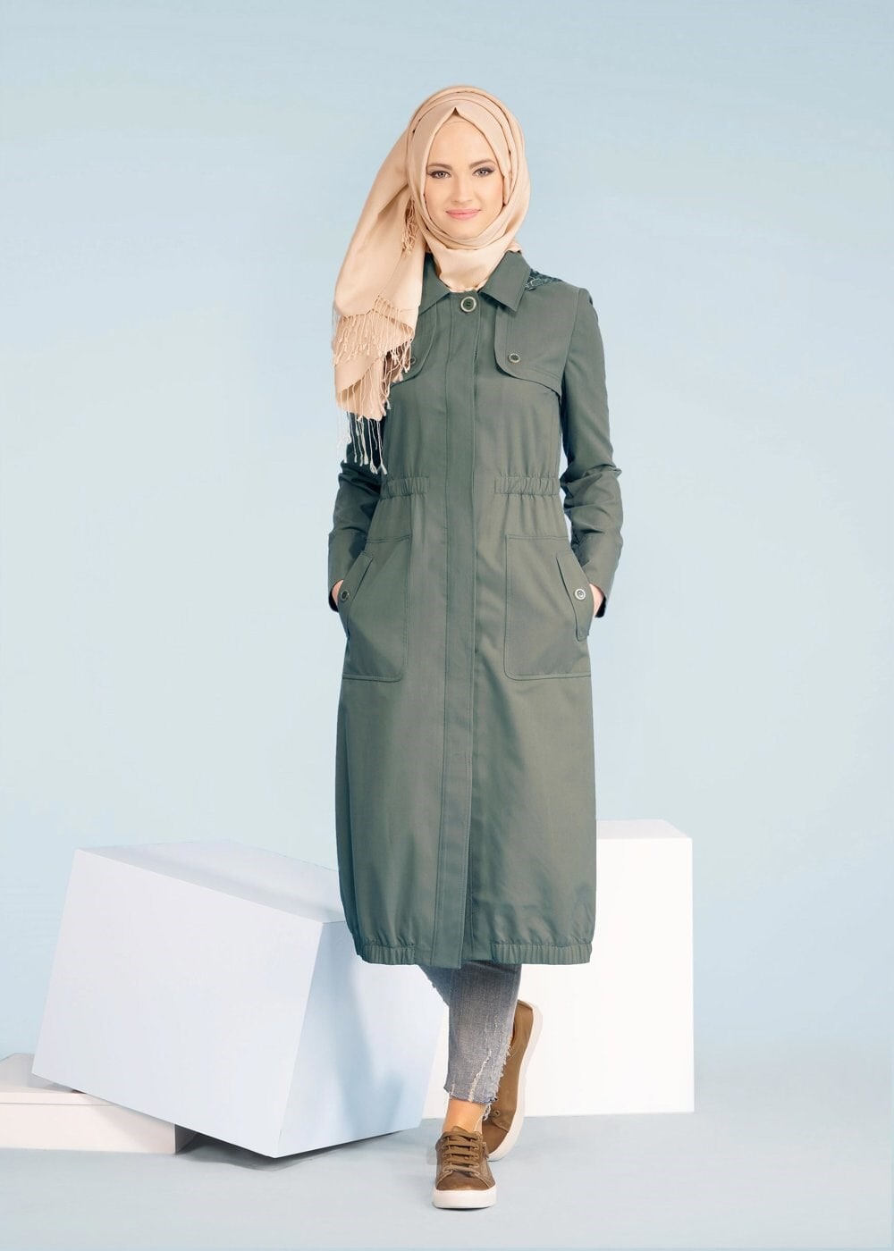 Tesettür giyim HAKİ BELİ BÜZGÜLÜ KAPÜŞONLU TRENÇKOT 1022 