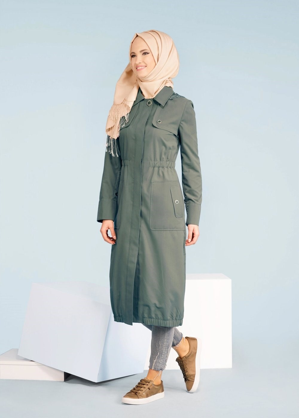 Tesettür giyim HAKİ BELİ BÜZGÜLÜ KAPÜŞONLU TRENÇKOT 1022 
