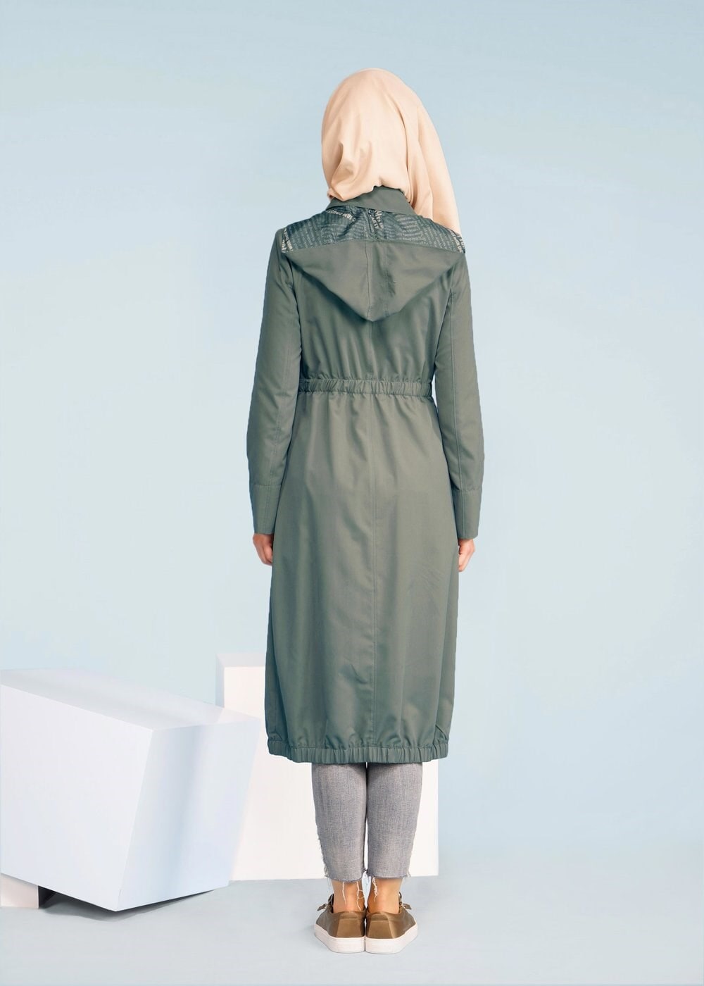 Tesettür giyim HAKİ BELİ BÜZGÜLÜ KAPÜŞONLU TRENÇKOT 1022 