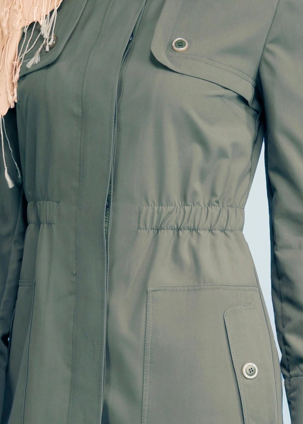 Tesettür giyim HAKİ BELİ BÜZGÜLÜ KAPÜŞONLU TRENÇKOT 1022 