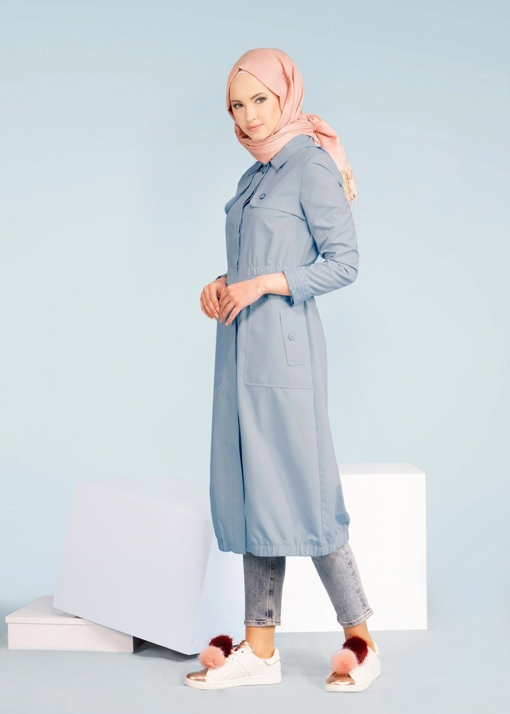 Tesettür giyim MAVİ BELİ BÜZGÜLÜ KAPÜŞONLU TRENÇKOT 1022 
