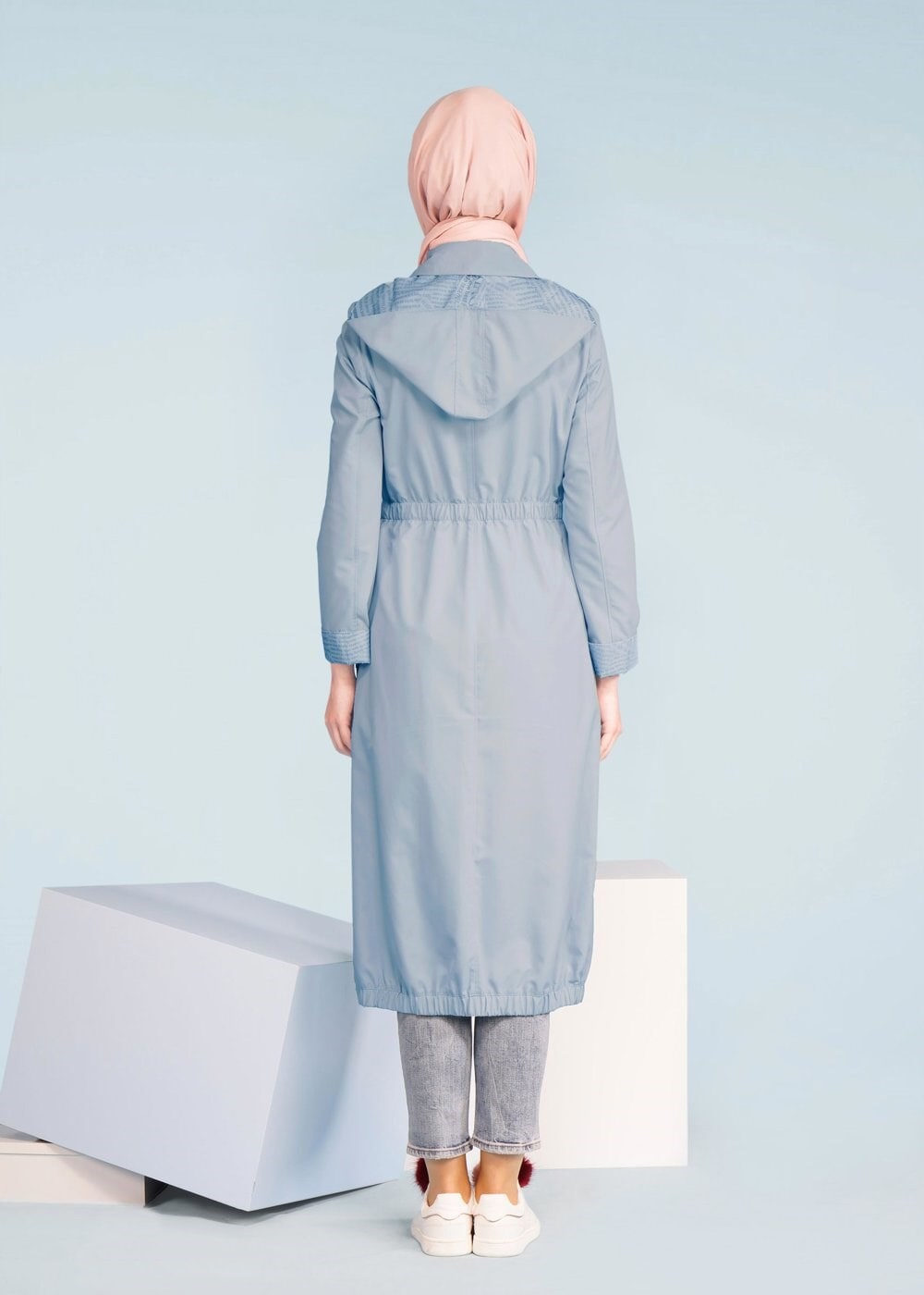 Tesettür giyim MAVİ BELİ BÜZGÜLÜ KAPÜŞONLU TRENÇKOT 1022 