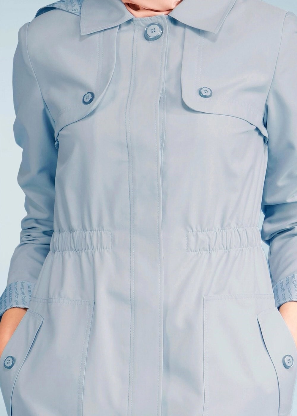 Tesettür giyim MAVİ BELİ BÜZGÜLÜ KAPÜŞONLU TRENÇKOT 1022 