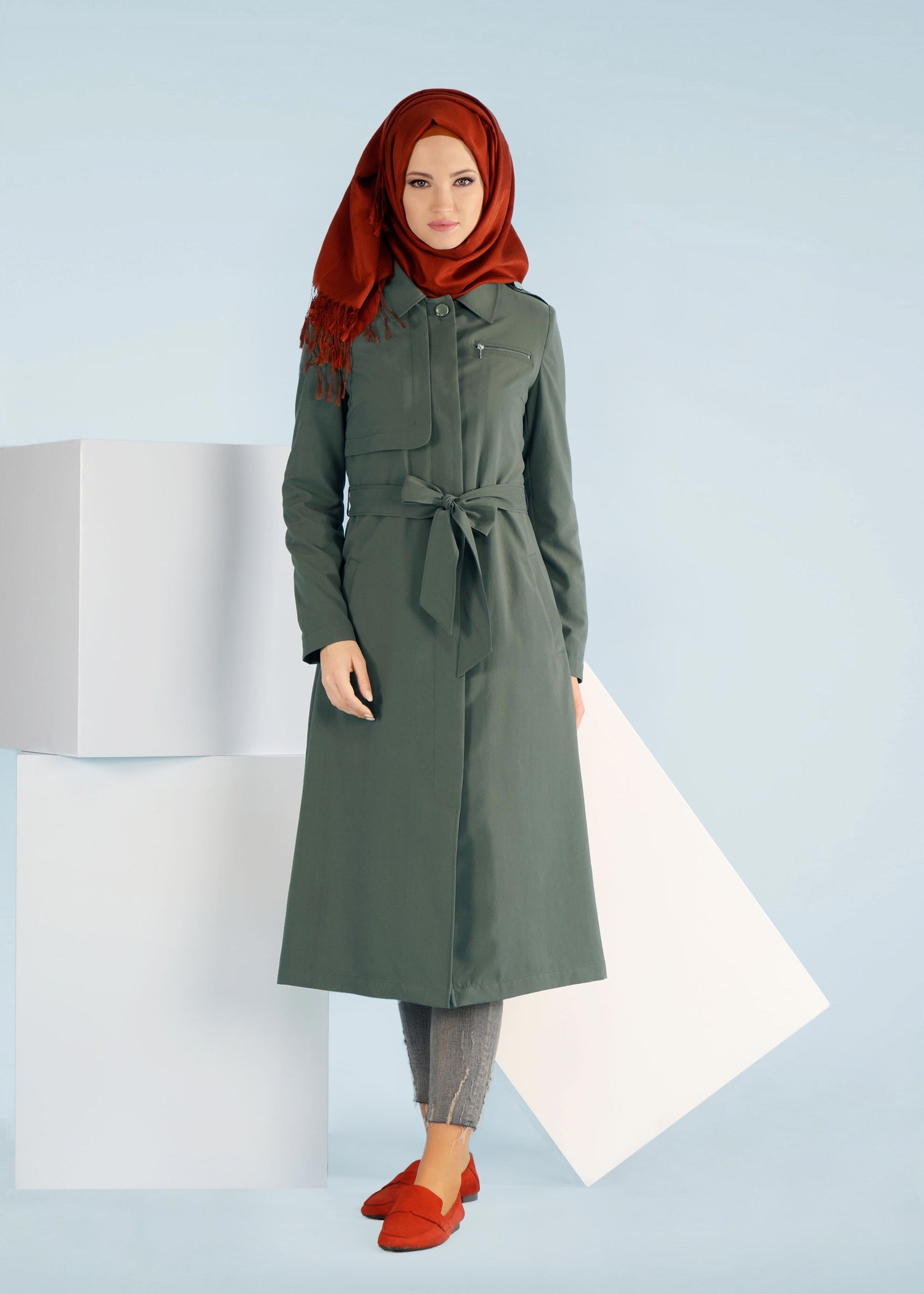 Tesettür giyim HAKİ ARKADAN DÜĞMELİ KUŞAKLI TRENÇKOT 1031