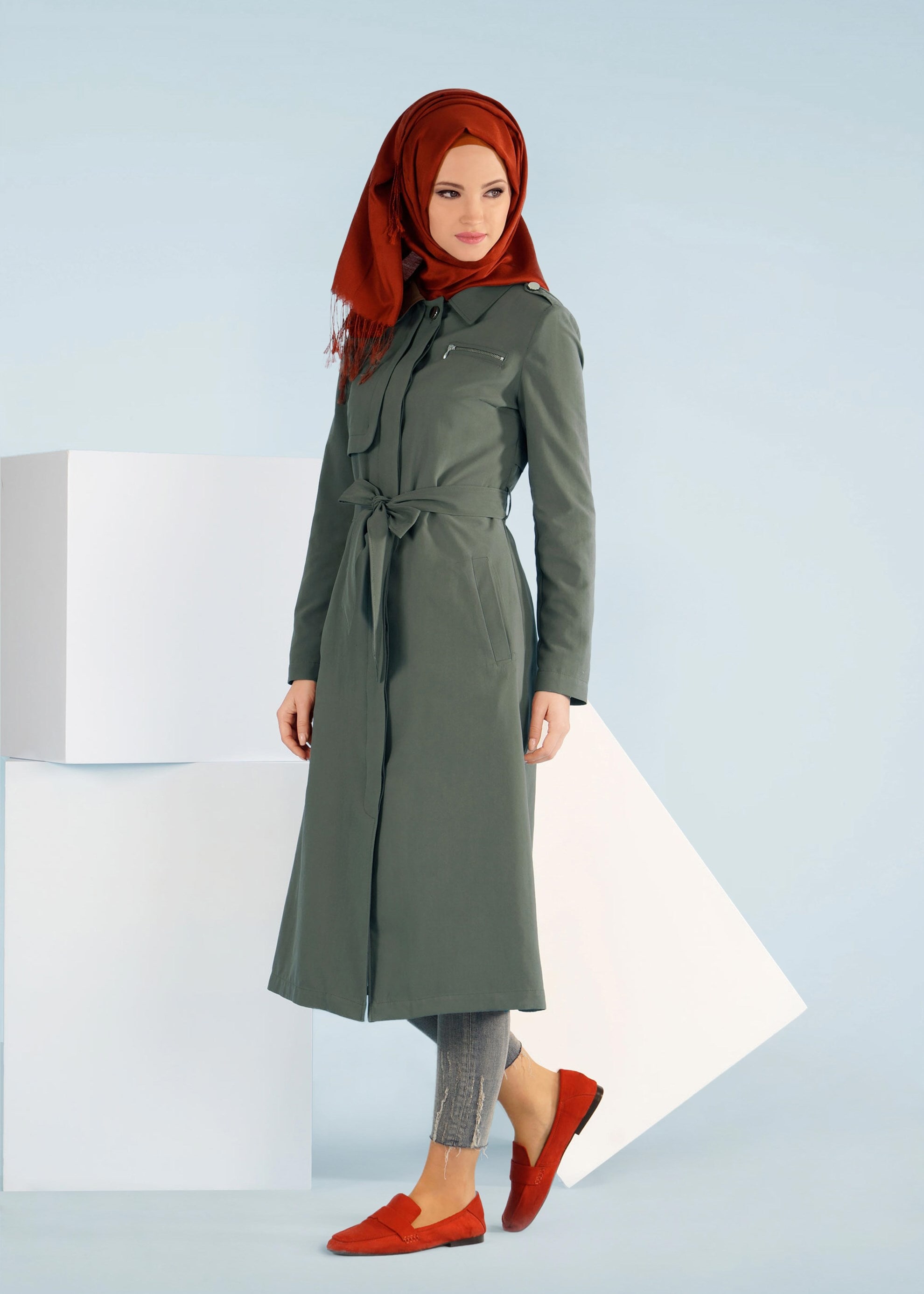 Tesettür giyim HAKİ ARKADAN DÜĞMELİ KUŞAKLI TRENÇKOT 1031