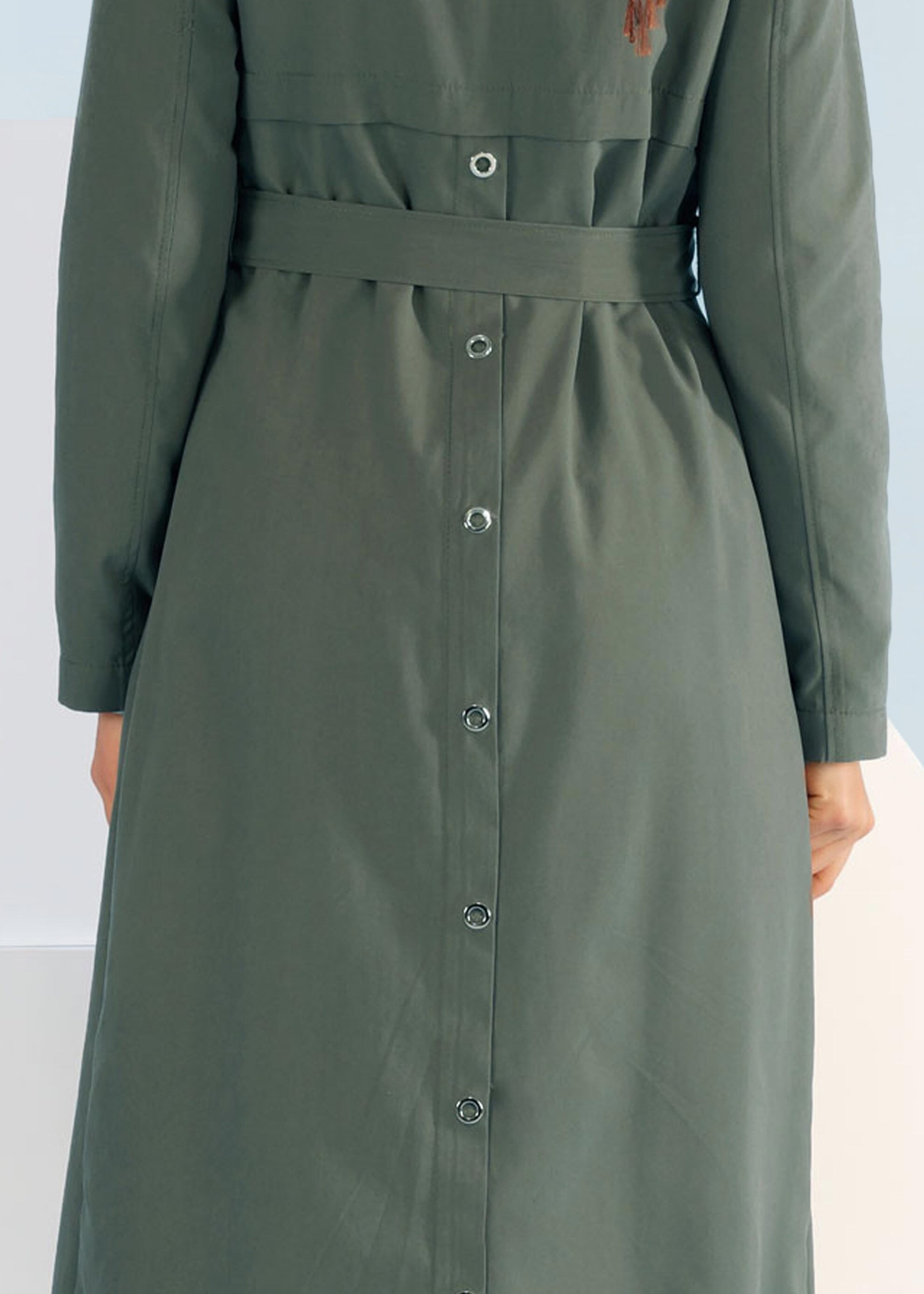 Tesettür giyim HAKİ ARKADAN DÜĞMELİ KUŞAKLI TRENÇKOT 1031