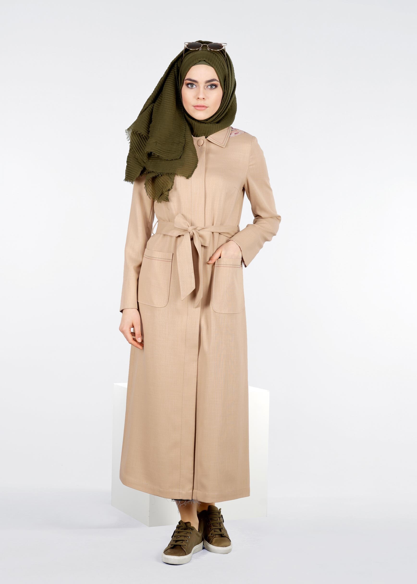 Tesettür giyim BEJ KUŞAKLI KAPÜŞONLU TRENÇKOT 1034