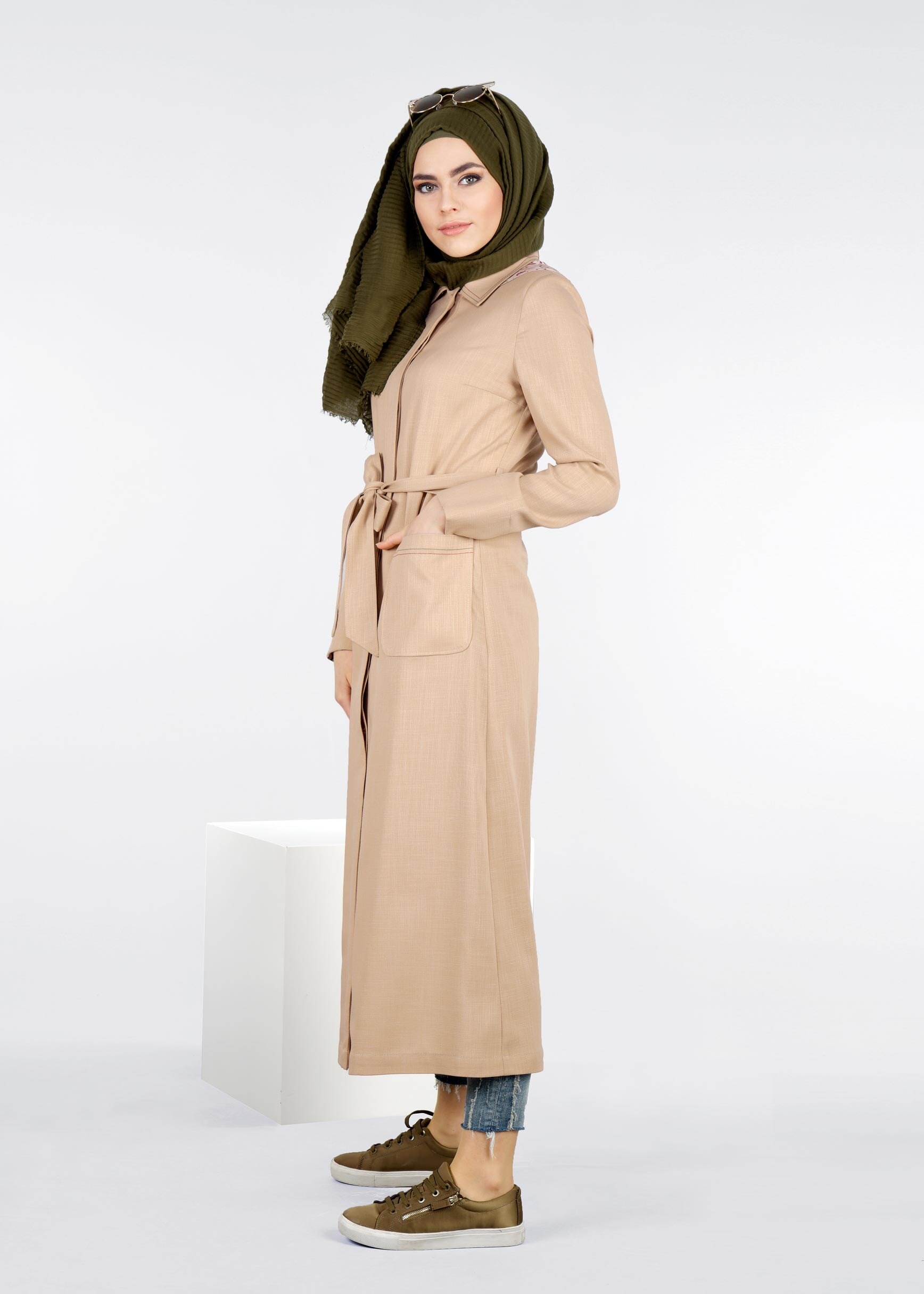 Tesettür giyim BEJ KUŞAKLI KAPÜŞONLU TRENÇKOT 1034