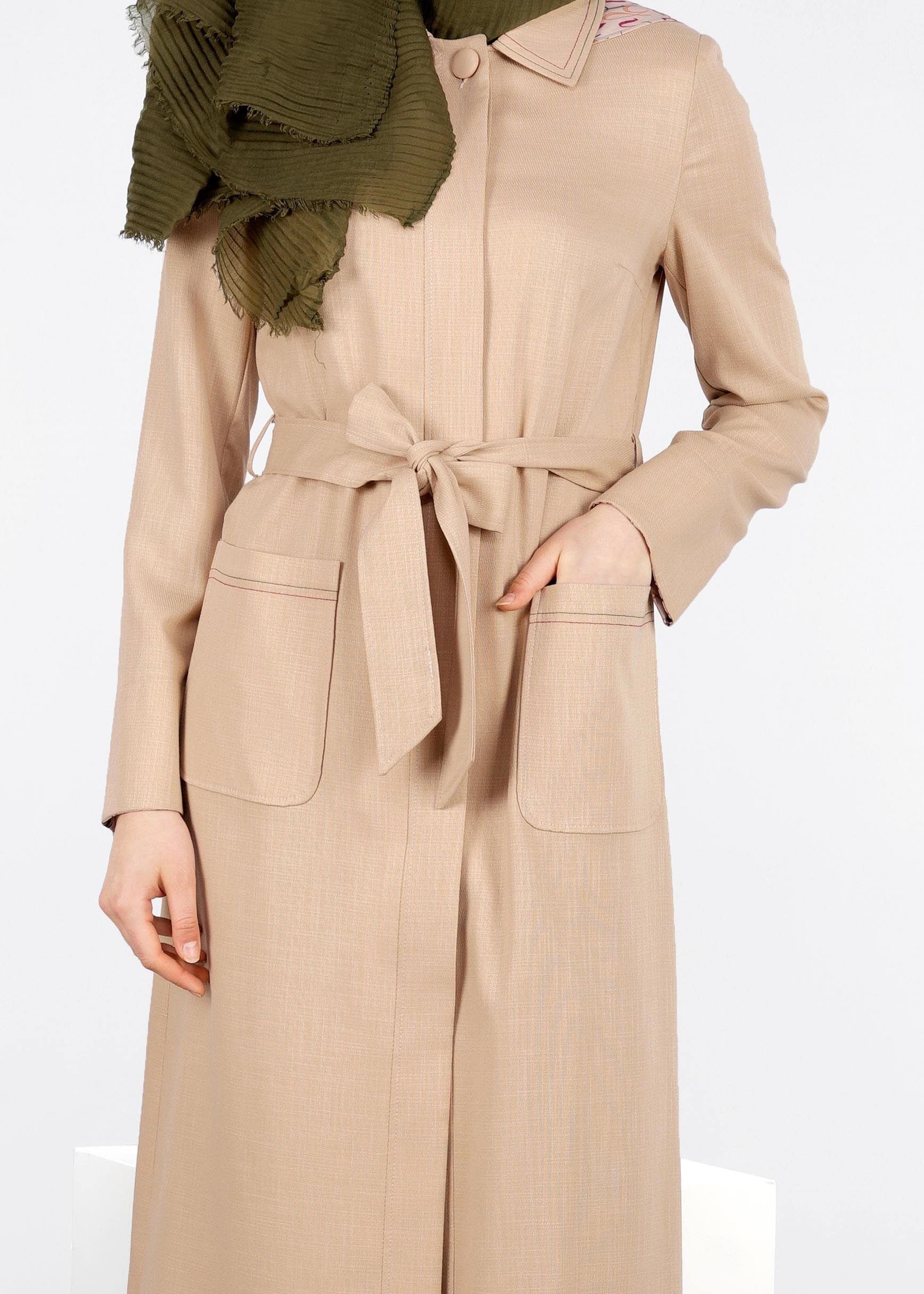 Tesettür giyim BEJ KUŞAKLI KAPÜŞONLU TRENÇKOT 1034