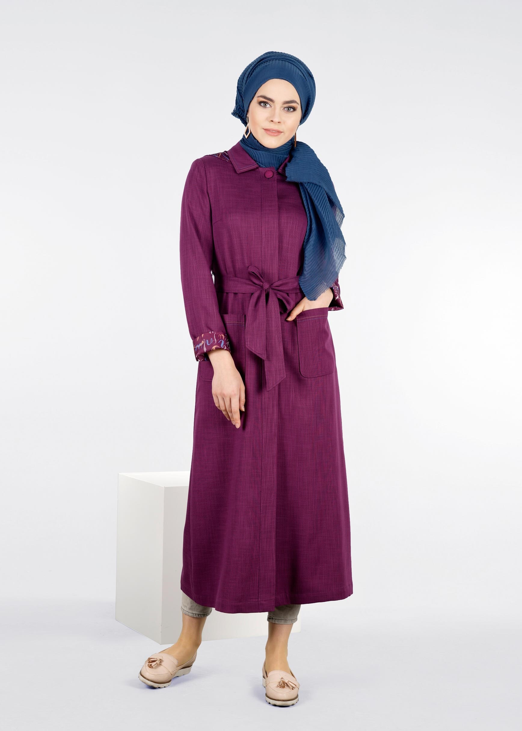 Tesettür giyim MOR KUŞAKLI KAPÜŞONLU TRENÇKOT 1034