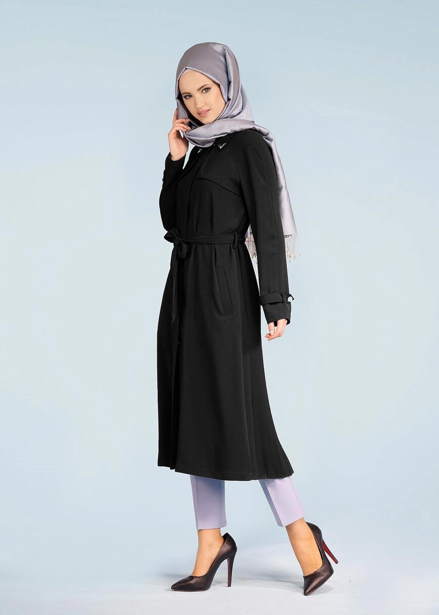Tesettür giyim SİYAH KUŞAKLI ARKASI PİLİSELİ TRENÇKOT 1044 