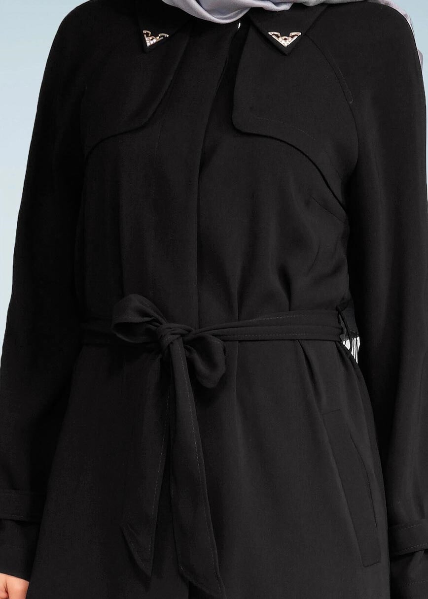 Tesettür giyim SİYAH KUŞAKLI ARKASI PİLİSELİ TRENÇKOT 1044 