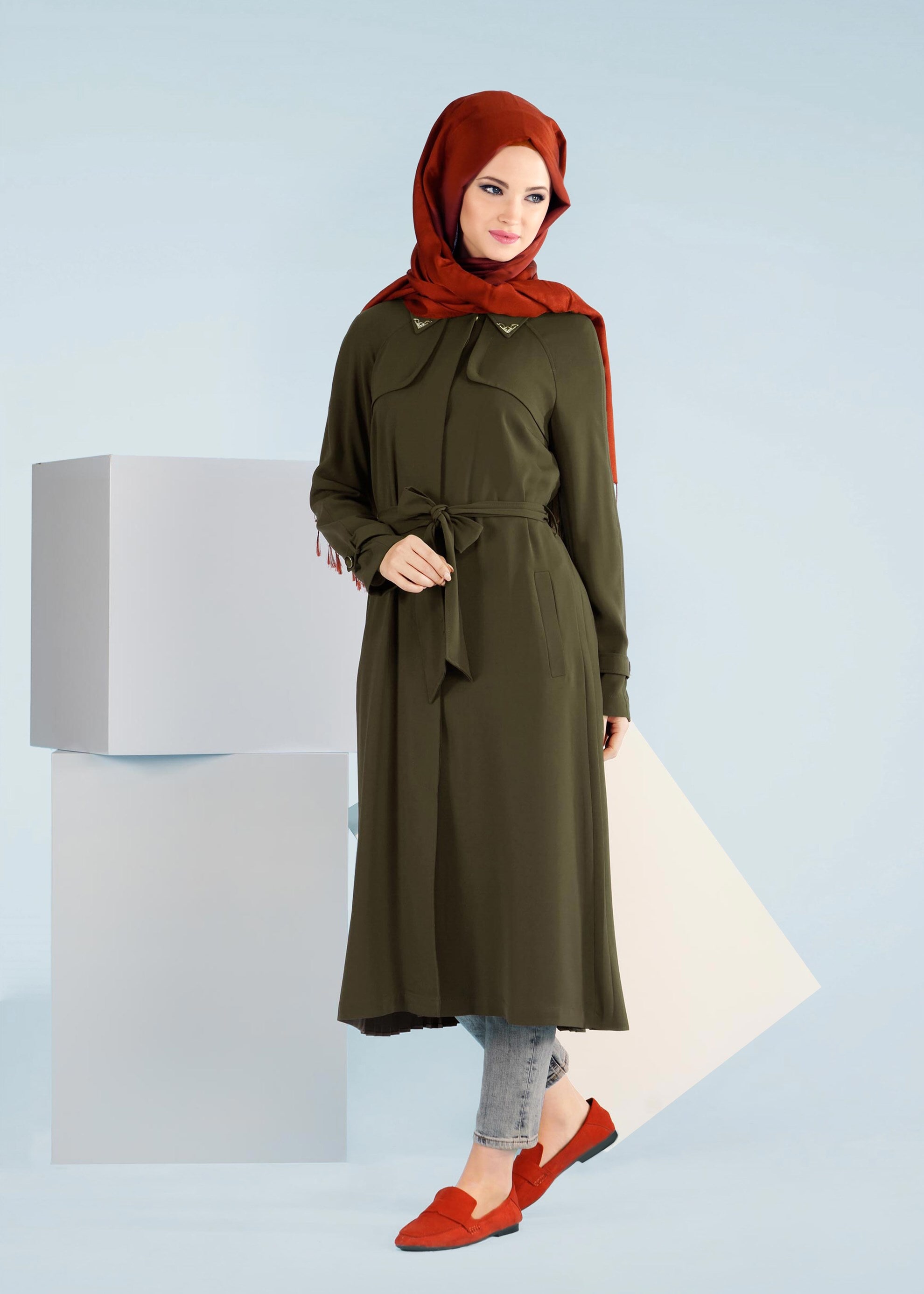 Tesettür giyim HAKİ KUŞAKLI ARKASI PİLİSELİ TRENÇKOT 1044 