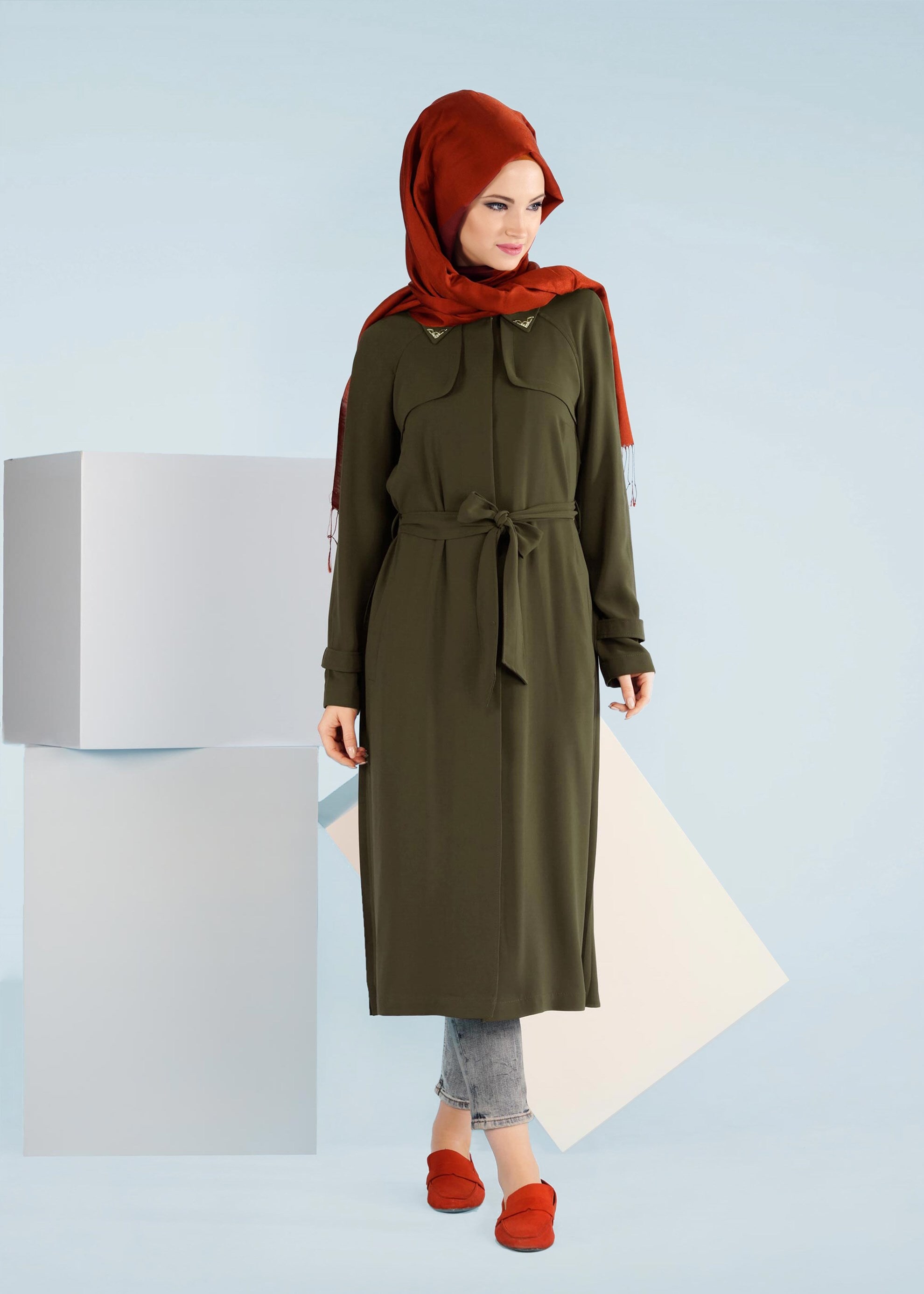 Tesettür giyim HAKİ KUŞAKLI ARKASI PİLİSELİ TRENÇKOT 1044 