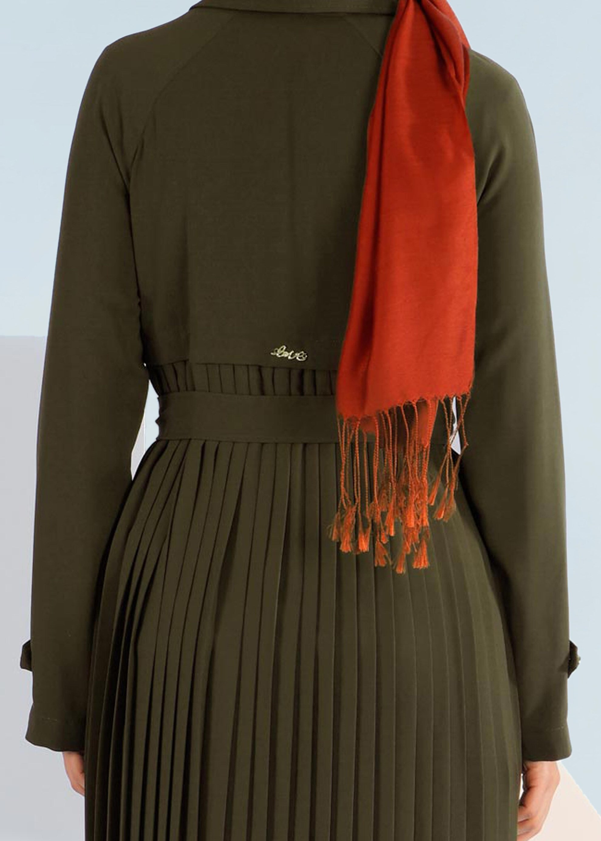 Tesettür giyim HAKİ KUŞAKLI ARKASI PİLİSELİ TRENÇKOT 1044 