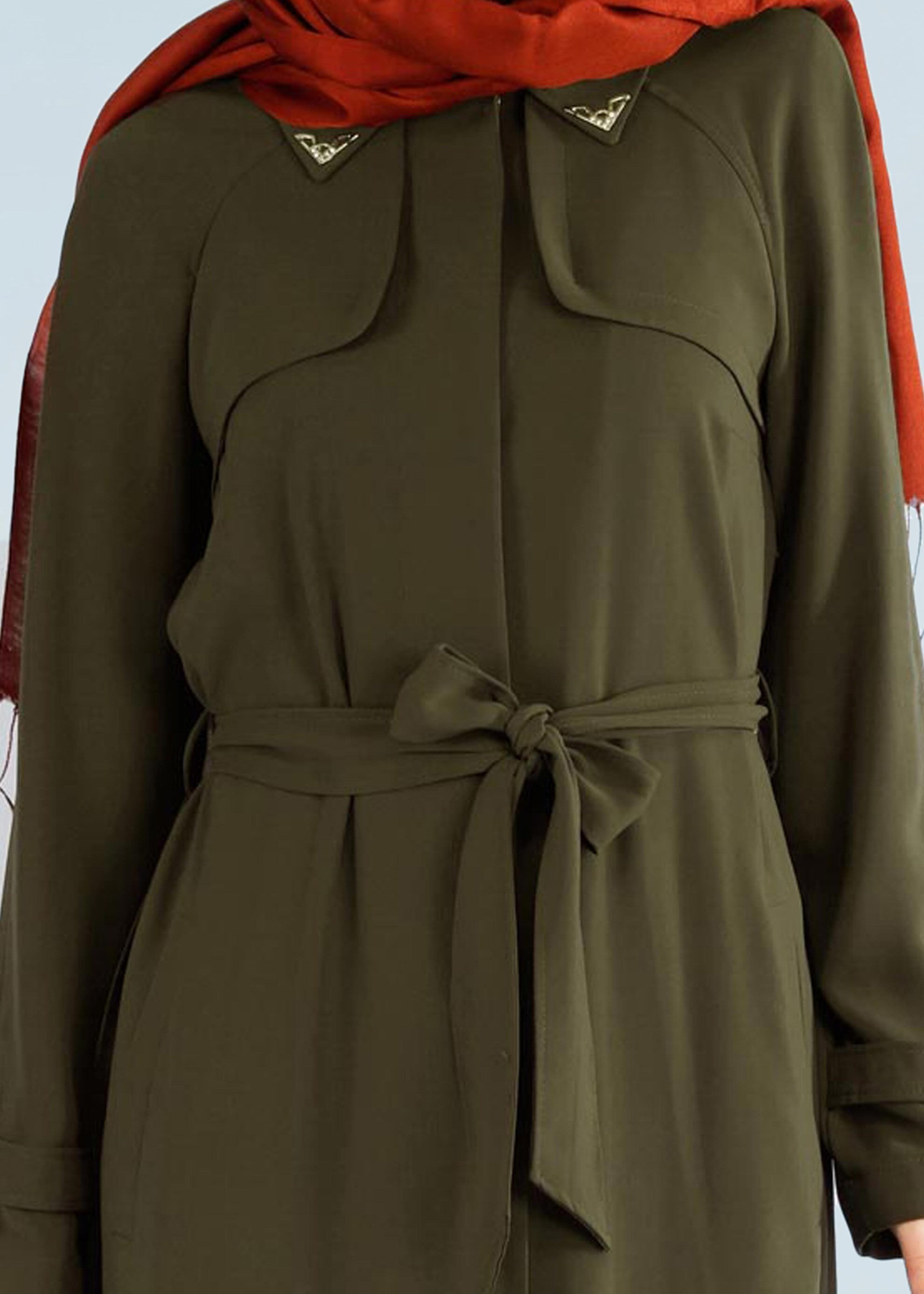 Tesettür giyim HAKİ KUŞAKLI ARKASI PİLİSELİ TRENÇKOT 1044 