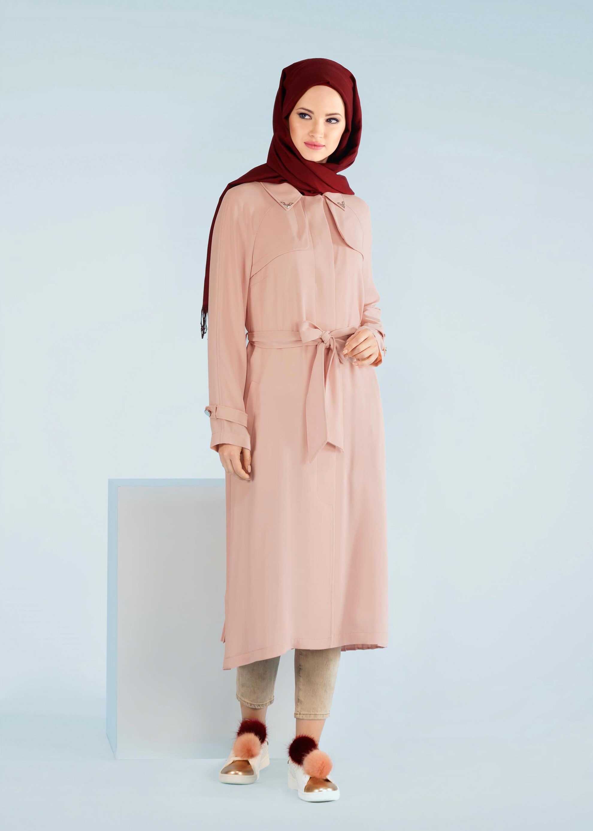 Tesettür giyim PUDRA KUŞAKLI ARKASI PİLİSELİ TRENÇKOT 1044 
