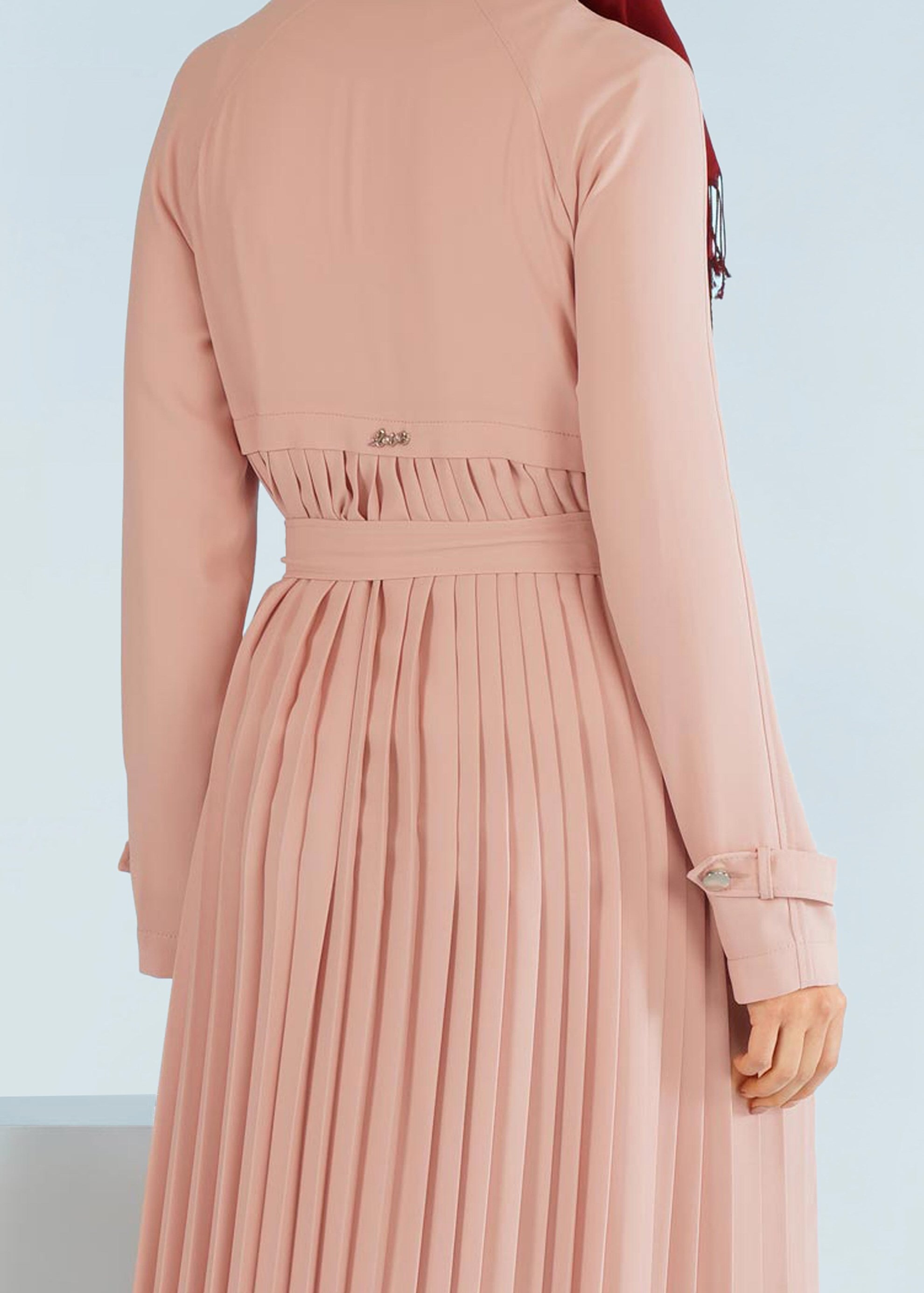 Tesettür giyim PUDRA KUŞAKLI ARKASI PİLİSELİ TRENÇKOT 1044 