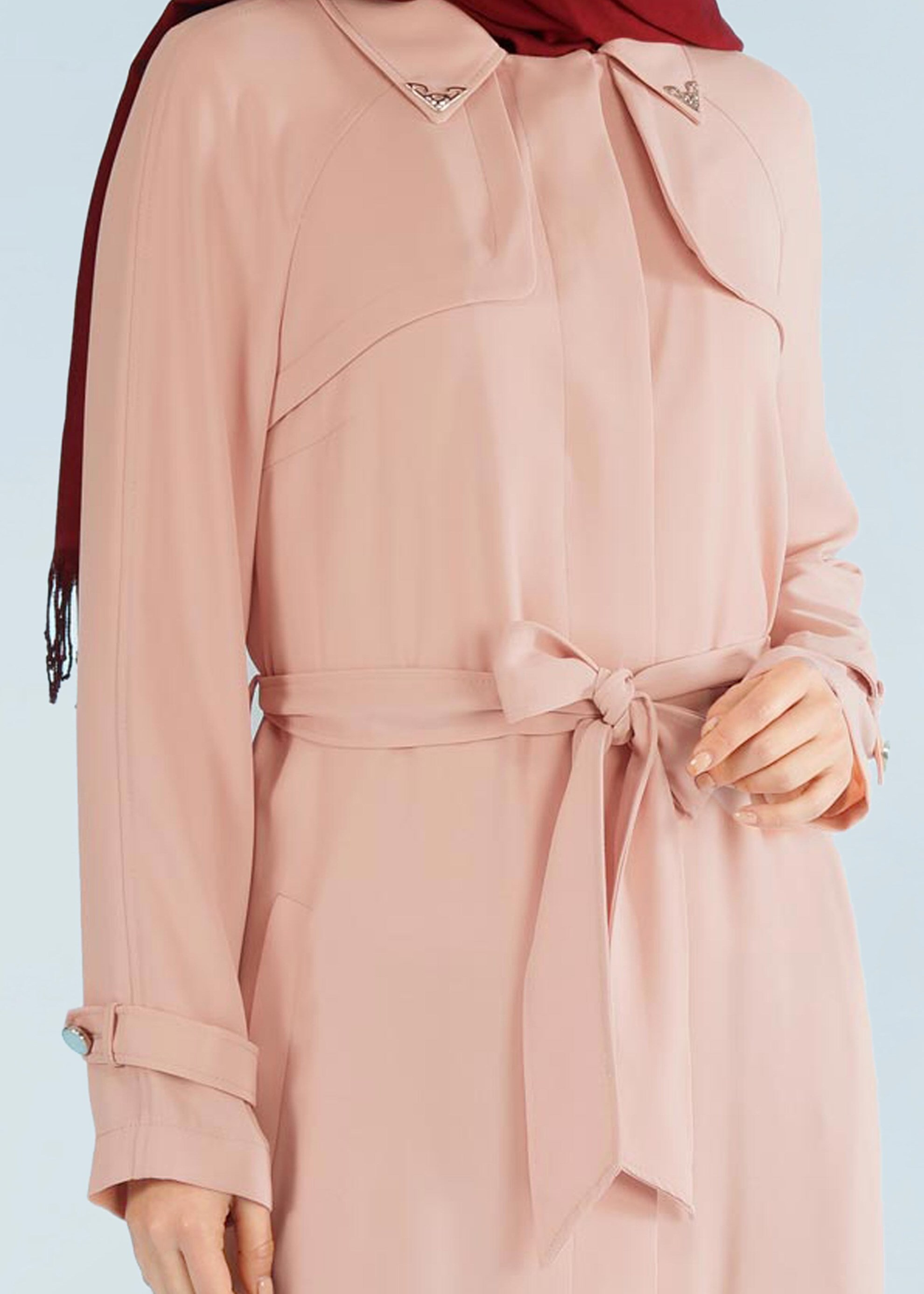 Tesettür giyim PUDRA KUŞAKLI ARKASI PİLİSELİ TRENÇKOT 1044 