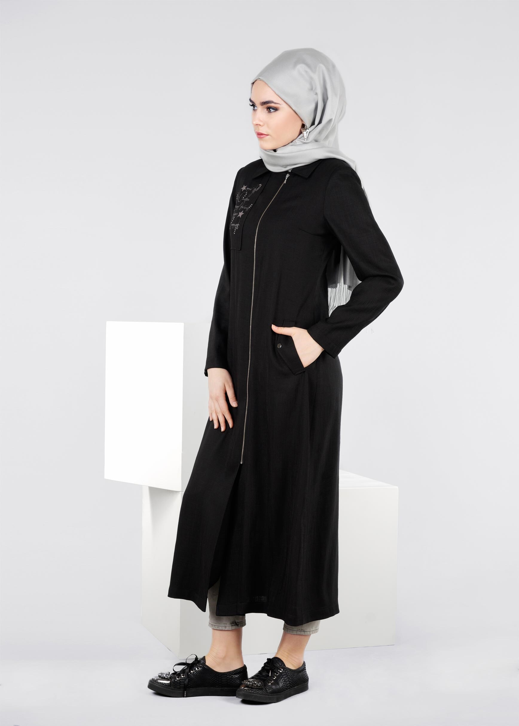 Tesettür giyim SİYAH ÖNÜ BASKILI FERMUARLI TRENÇKOT 1050