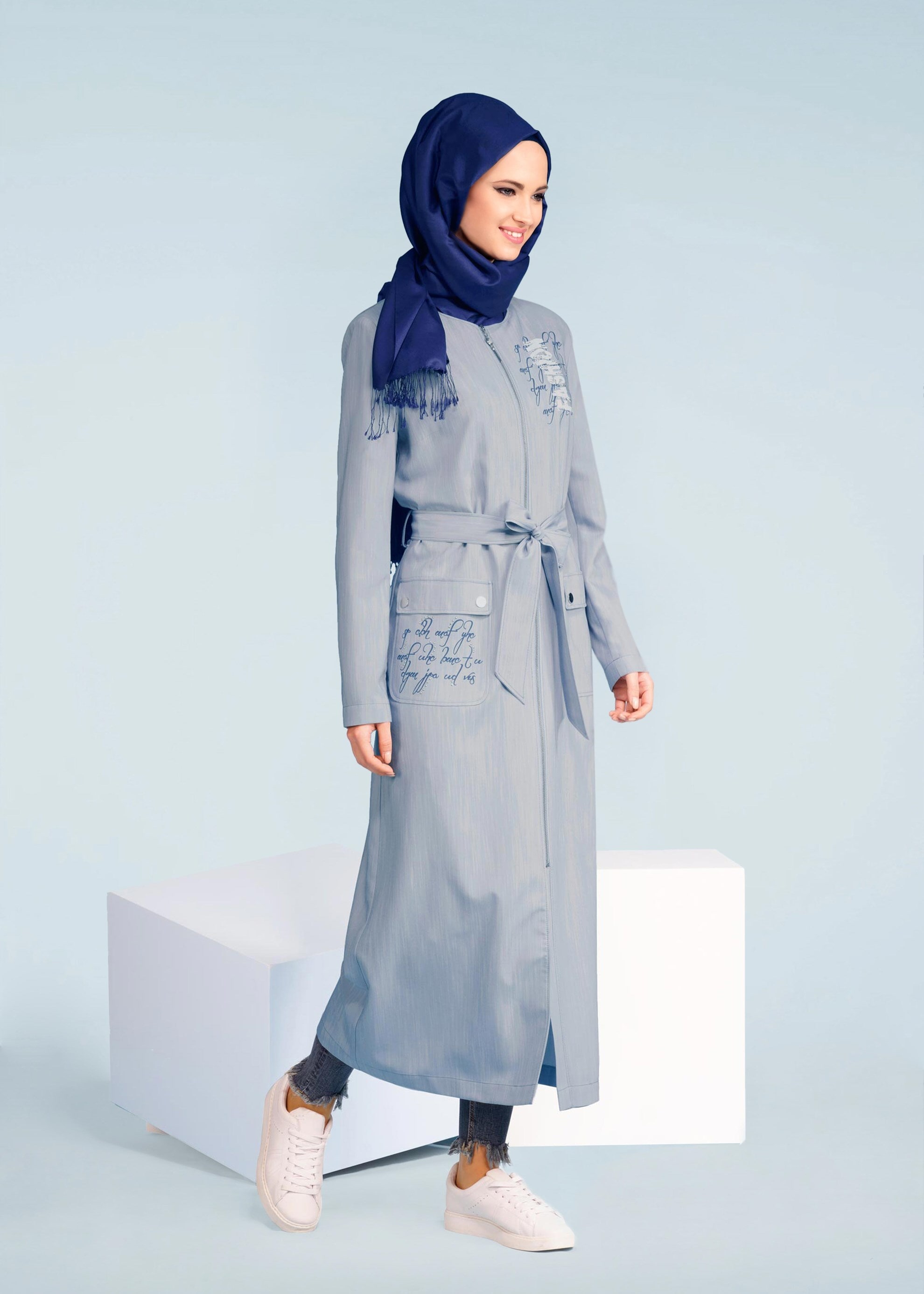 Tesettür giyim MAVİ BASKILI KUŞAKLI TRENÇKOT 1065
