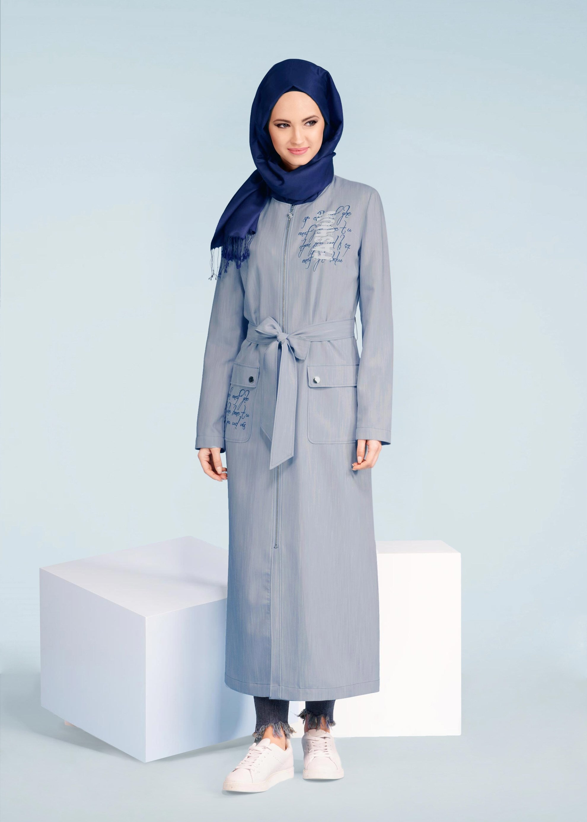 Tesettür giyim MAVİ BASKILI KUŞAKLI TRENÇKOT 1065