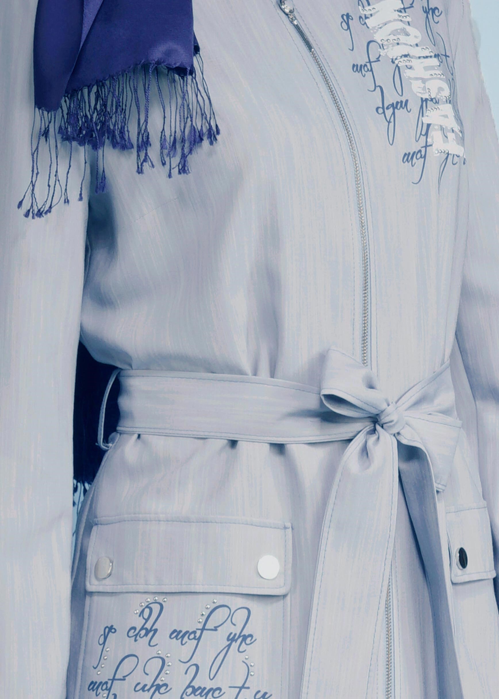 Tesettür giyim MAVİ BASKILI KUŞAKLI TRENÇKOT 1065