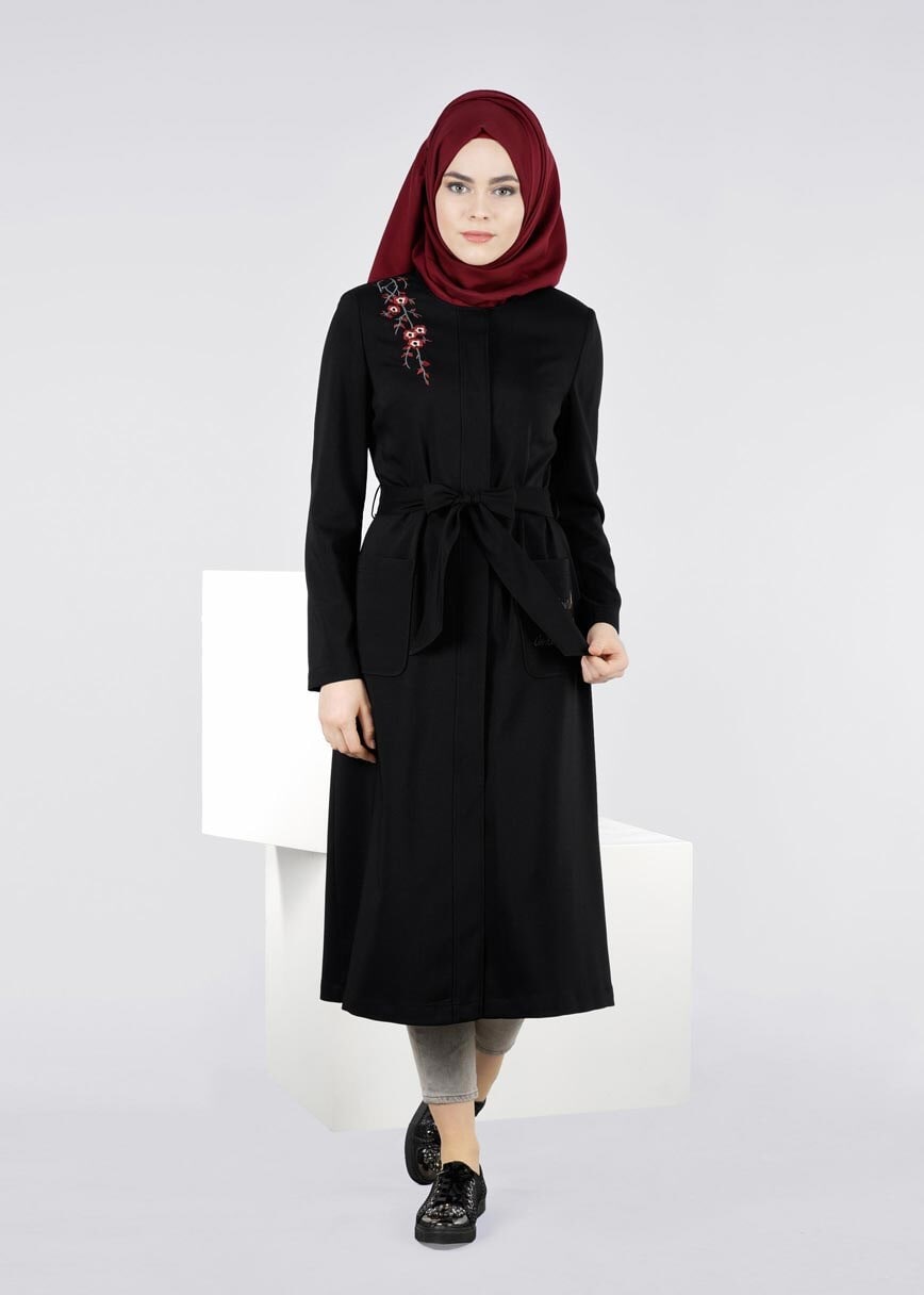Tesettür giyim SİYAH NAKIŞLI KUŞAKLI TRENÇKOT 1080