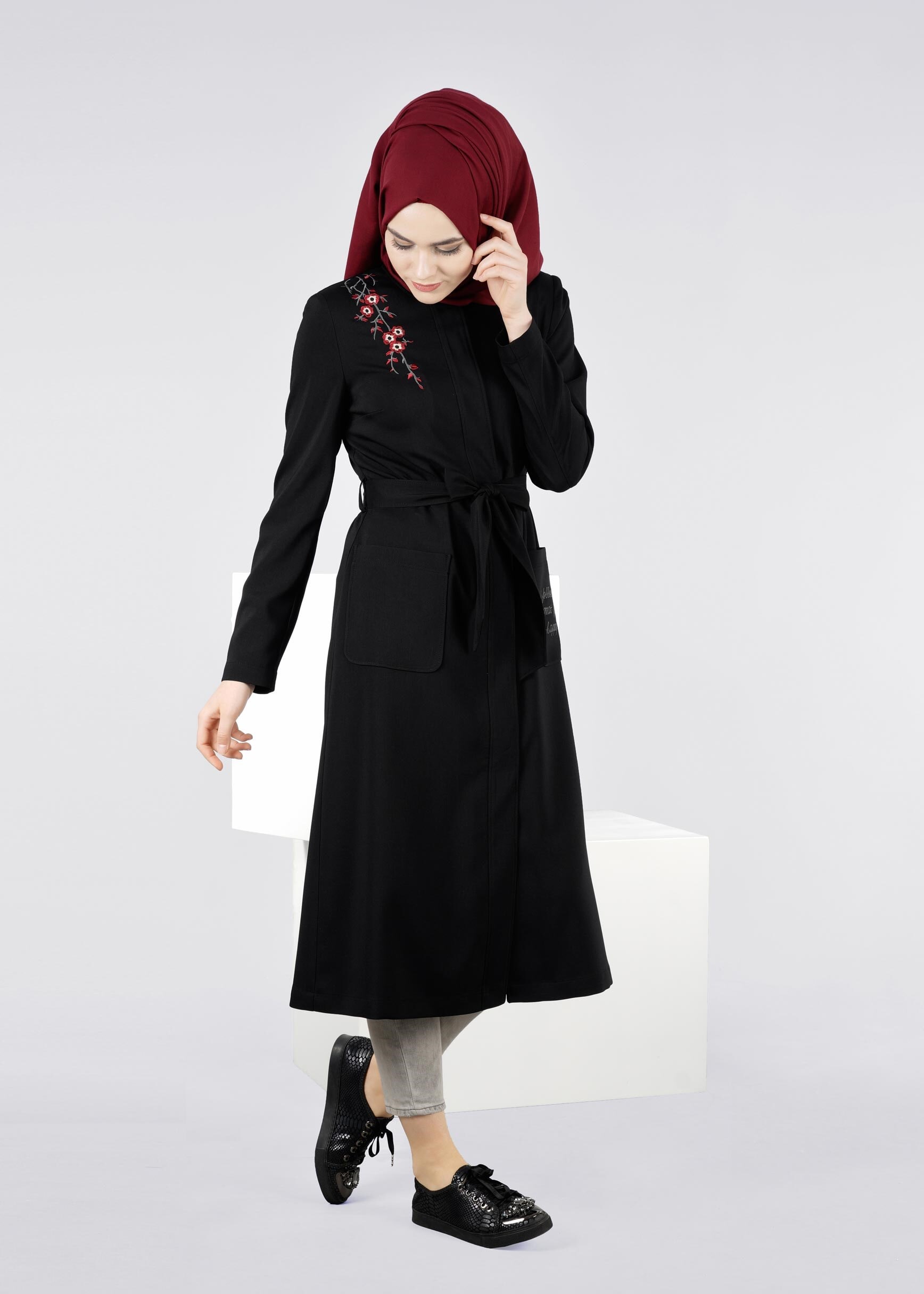 Tesettür giyim SİYAH NAKIŞLI KUŞAKLI TRENÇKOT 1080