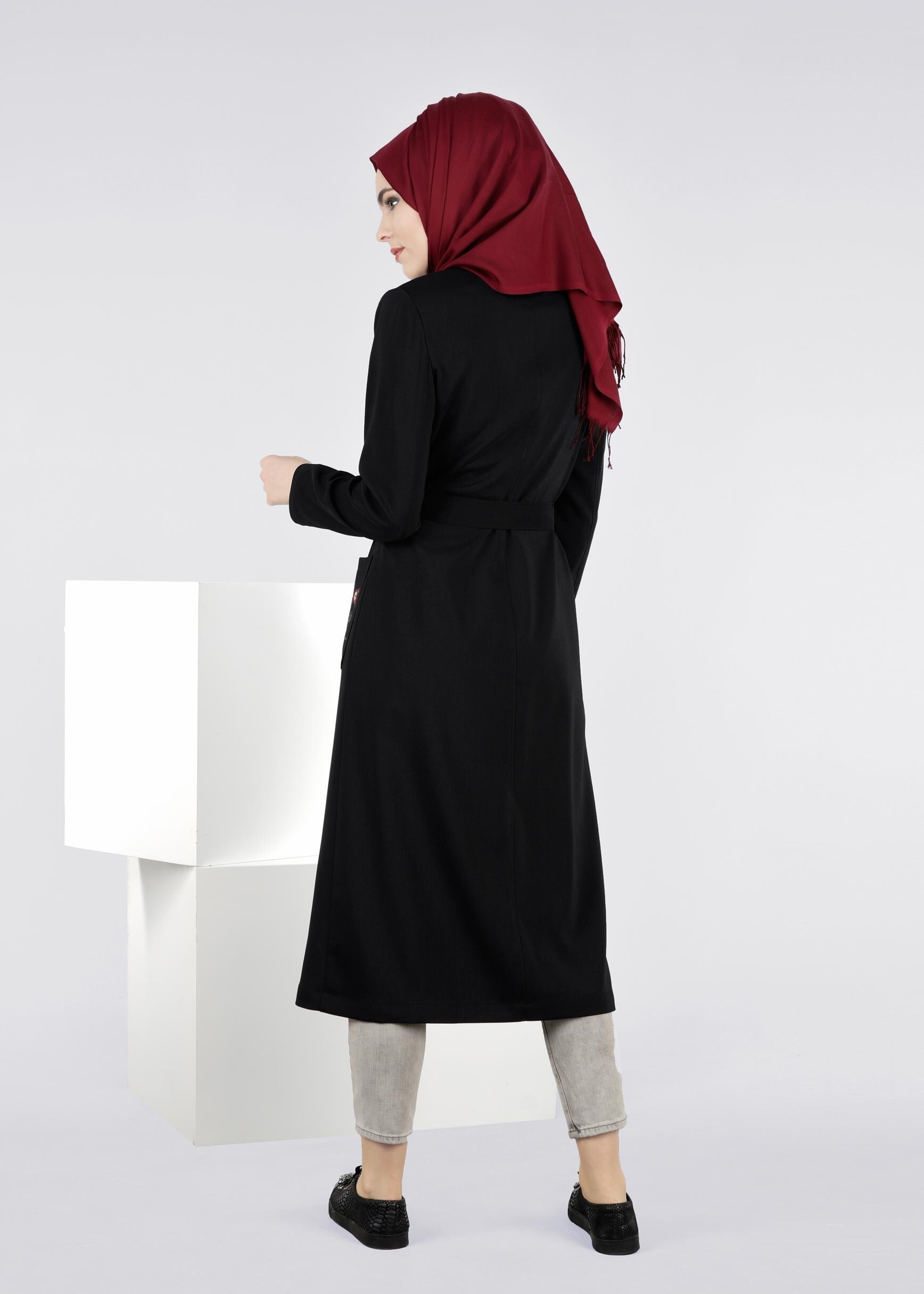 Tesettür giyim SİYAH NAKIŞLI KUŞAKLI TRENÇKOT 1080