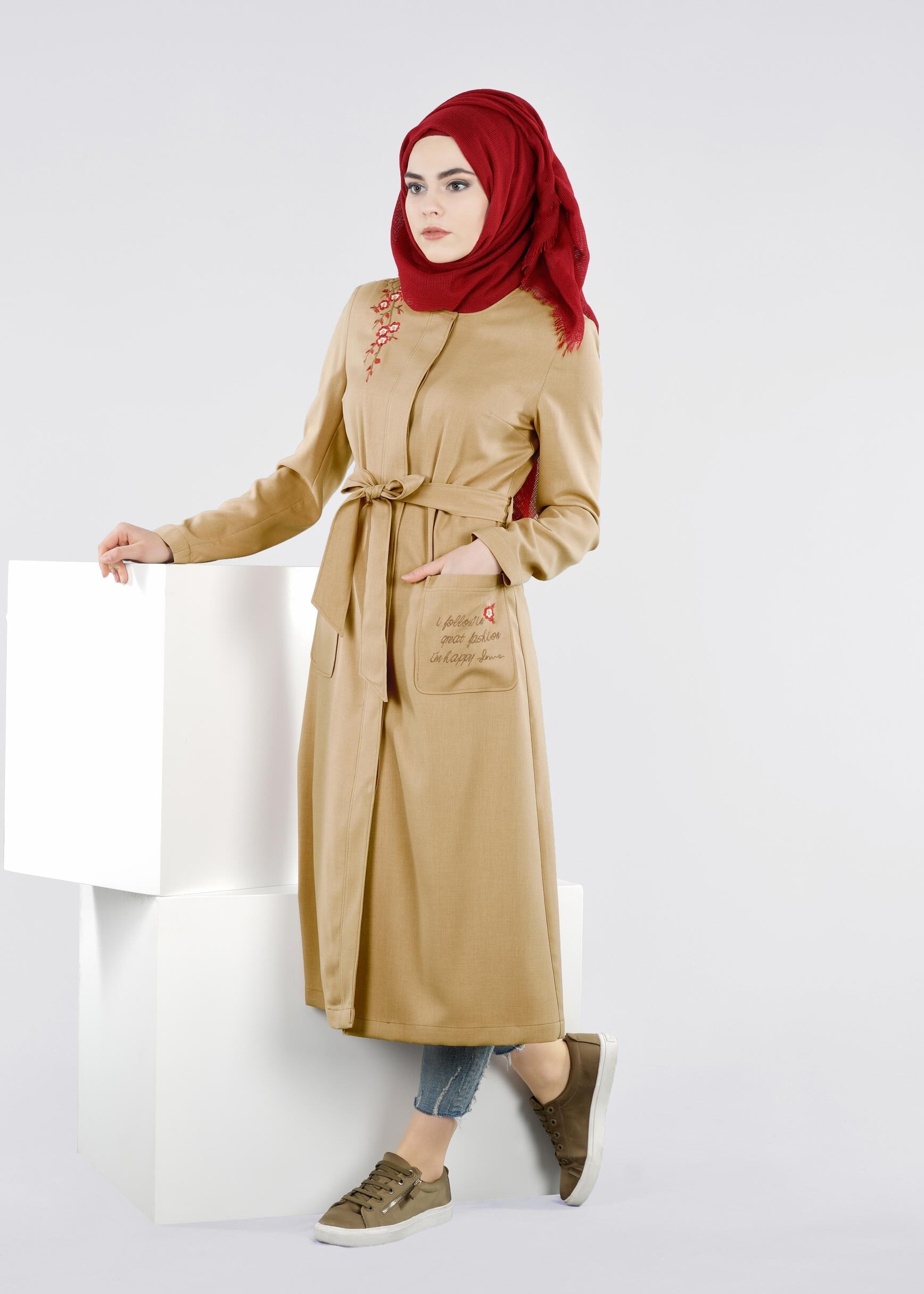 Tesettür giyim BEJ NAKIŞLI KUŞAKLI TRENÇKOT 1080