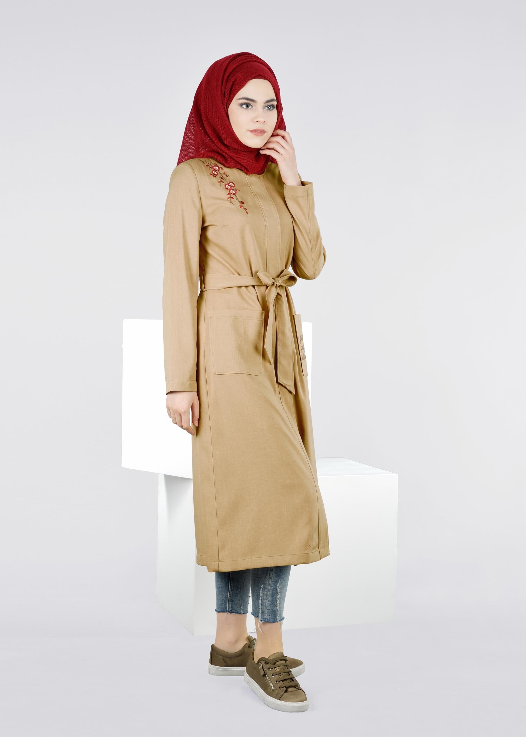 Tesettür giyim BEJ NAKIŞLI KUŞAKLI TRENÇKOT 1080