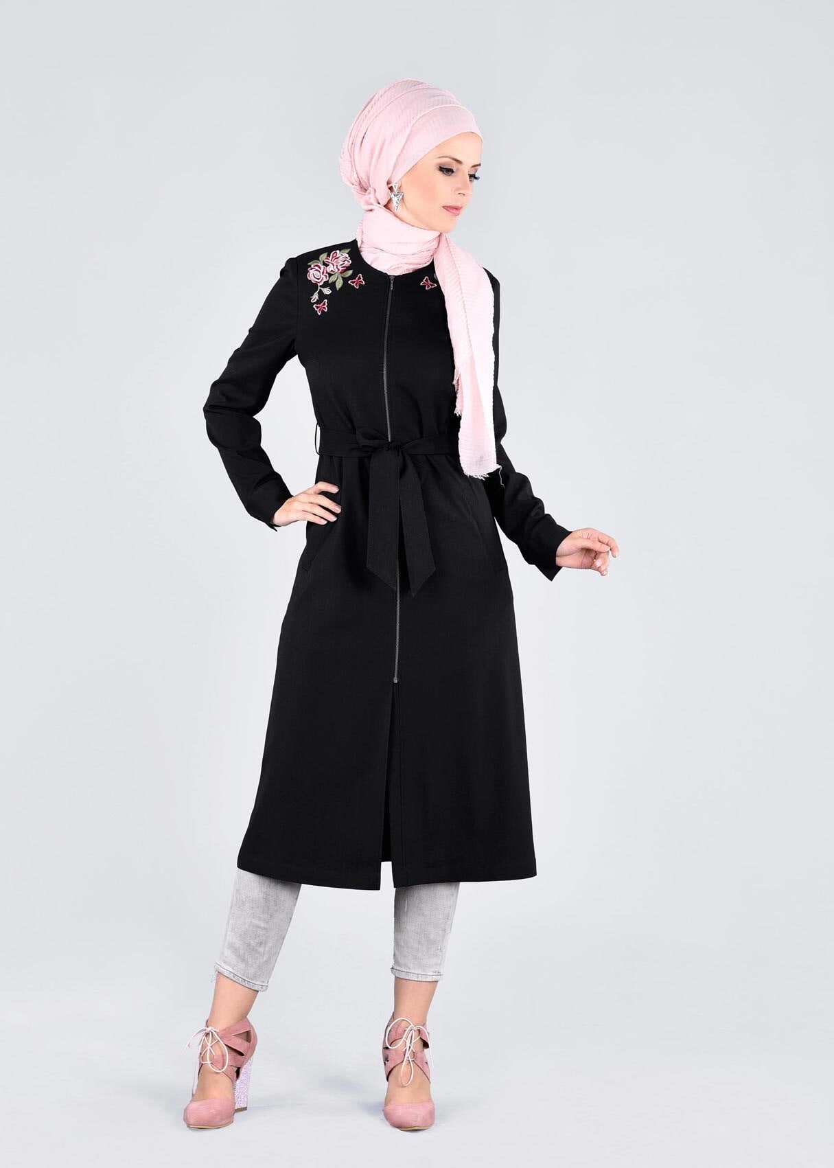 Tesettür giyim SİYAH FERMUARLI BELDEN BAĞLAMALI GÜL DETAYLI TUNİK 1105