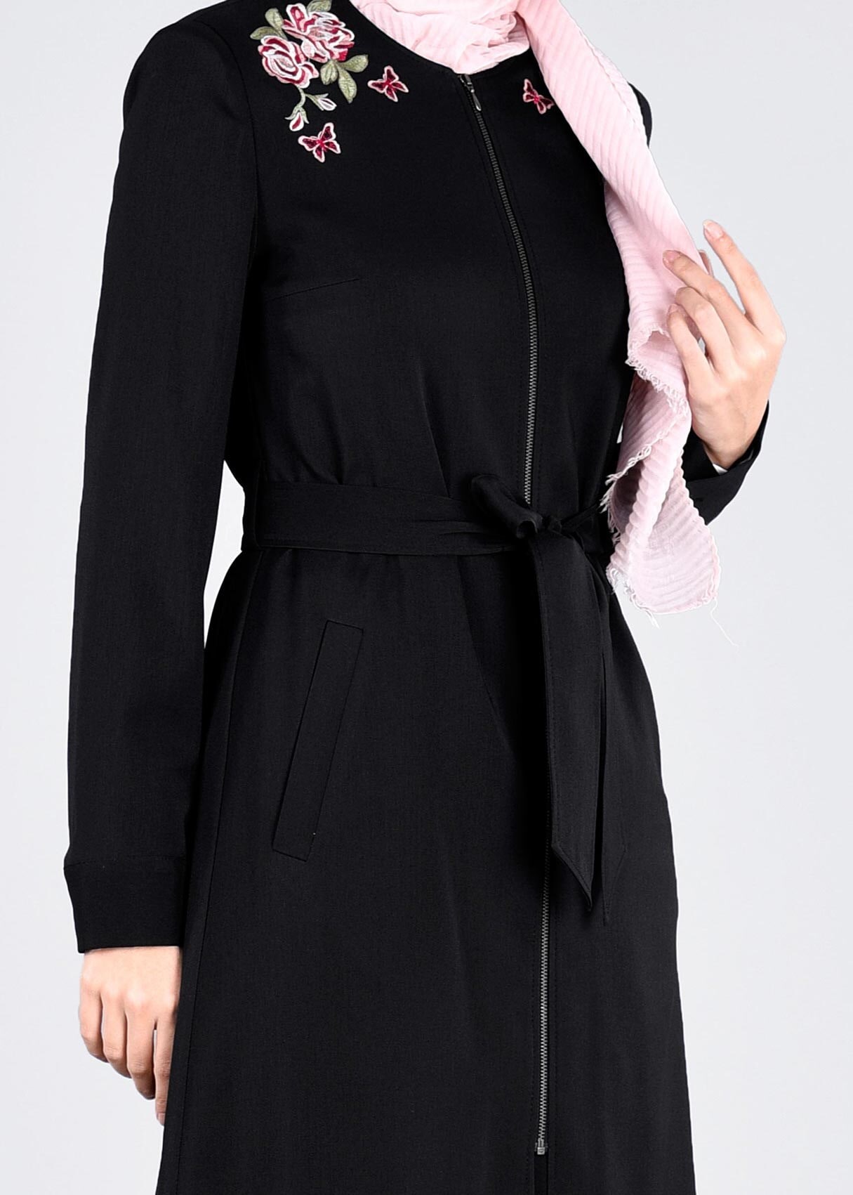 Tesettür giyim SİYAH FERMUARLI BELDEN BAĞLAMALI GÜL DETAYLI TUNİK 1105